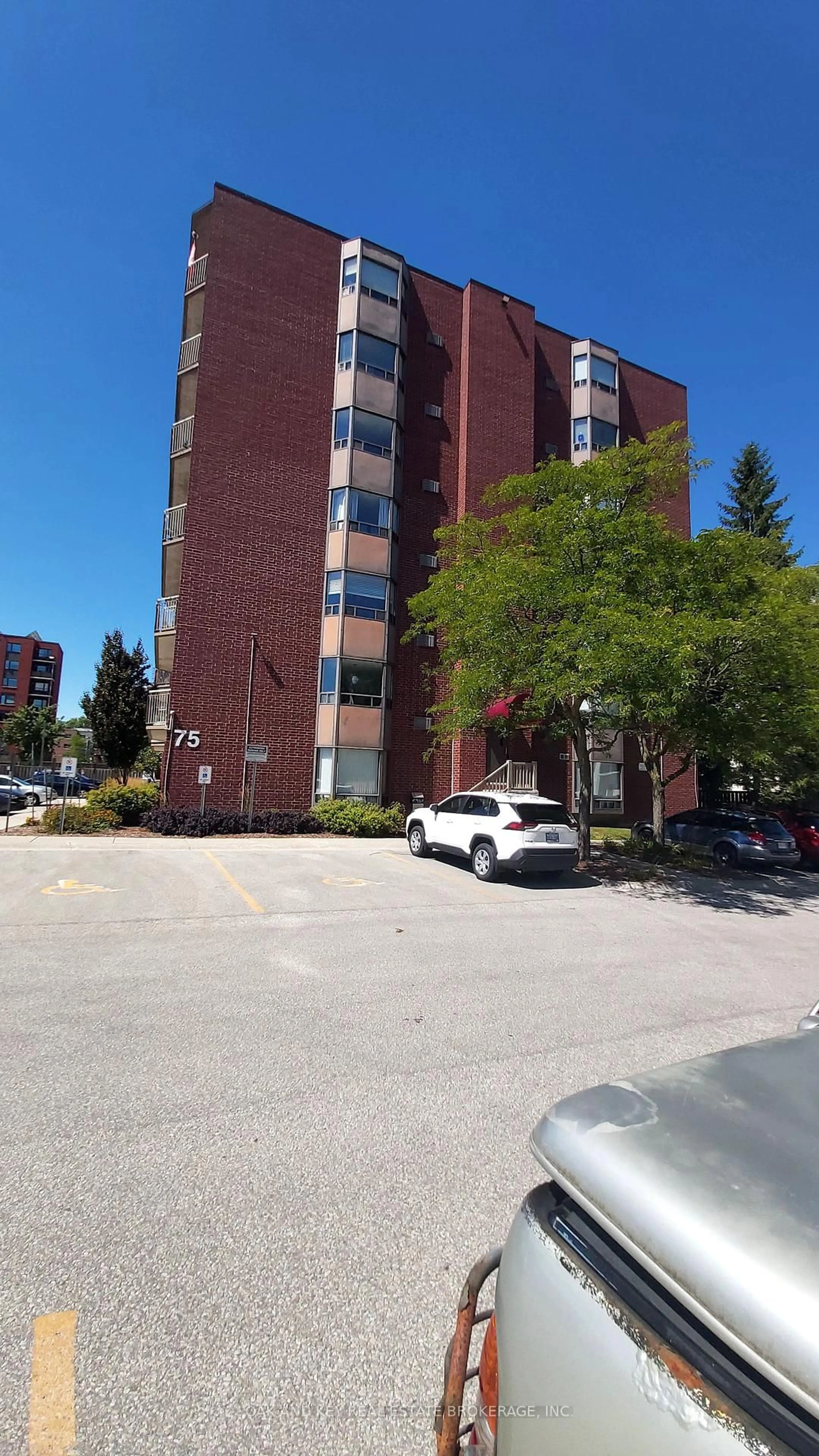 Unknown for 75 Huxley St #703, London South Ontario N6J 4W7