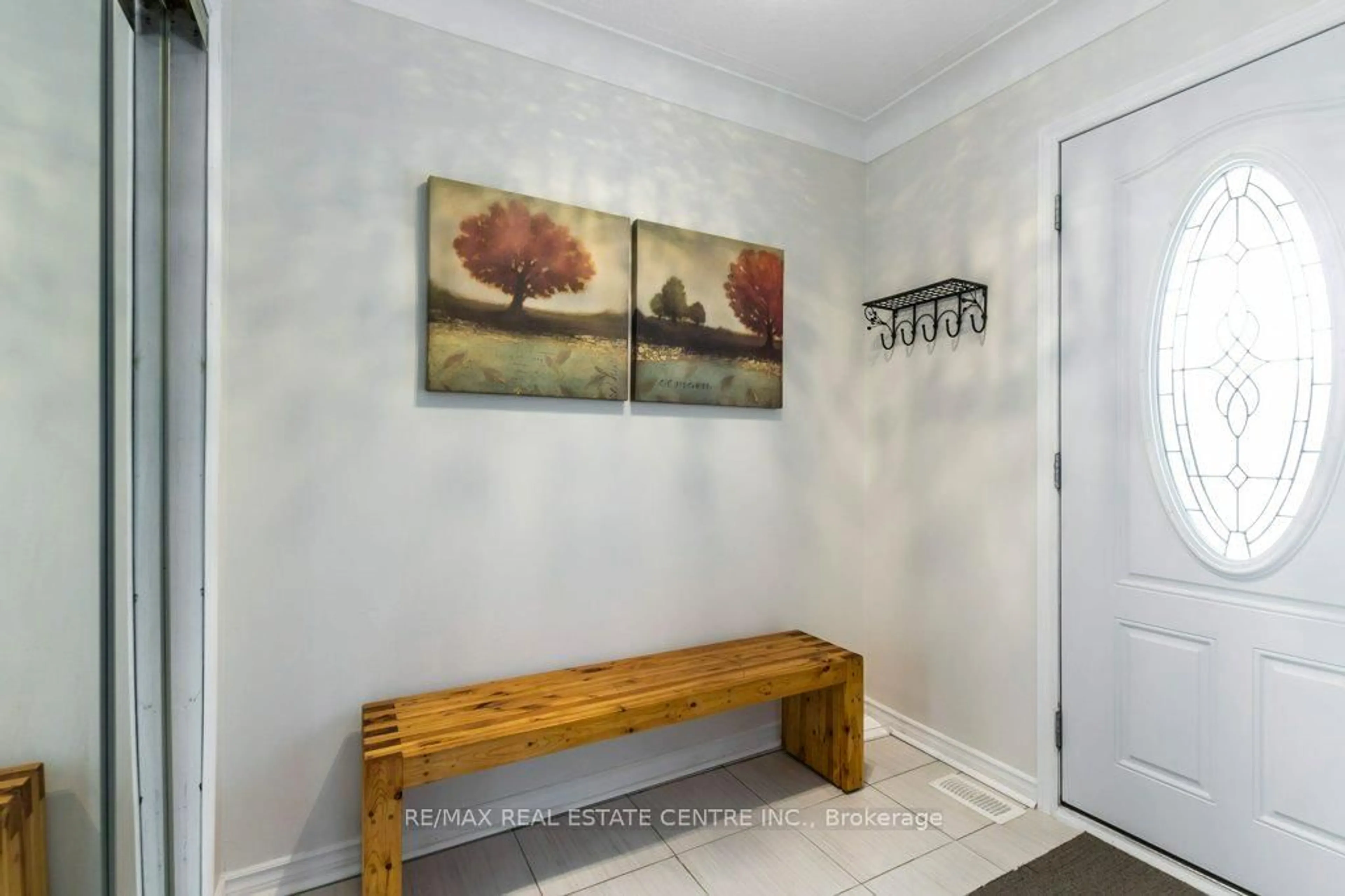 Indoor entryway for 6413 Franklin Ave, Niagara Falls Ontario L2G 4Z6