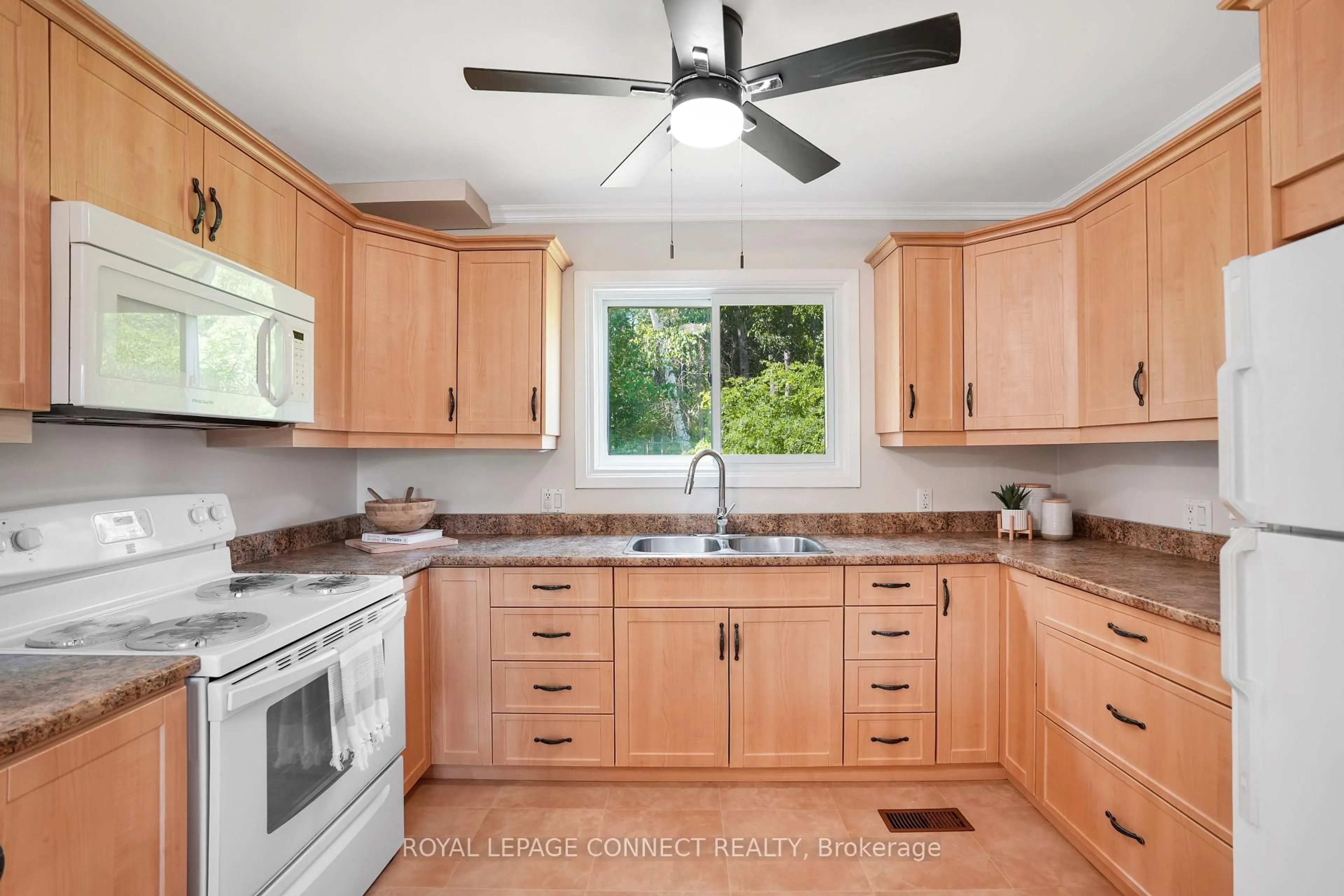 Standard kitchen, ceramic/tile floor for 1049 Johnston Rd, Arden Ontario K0H 1B0