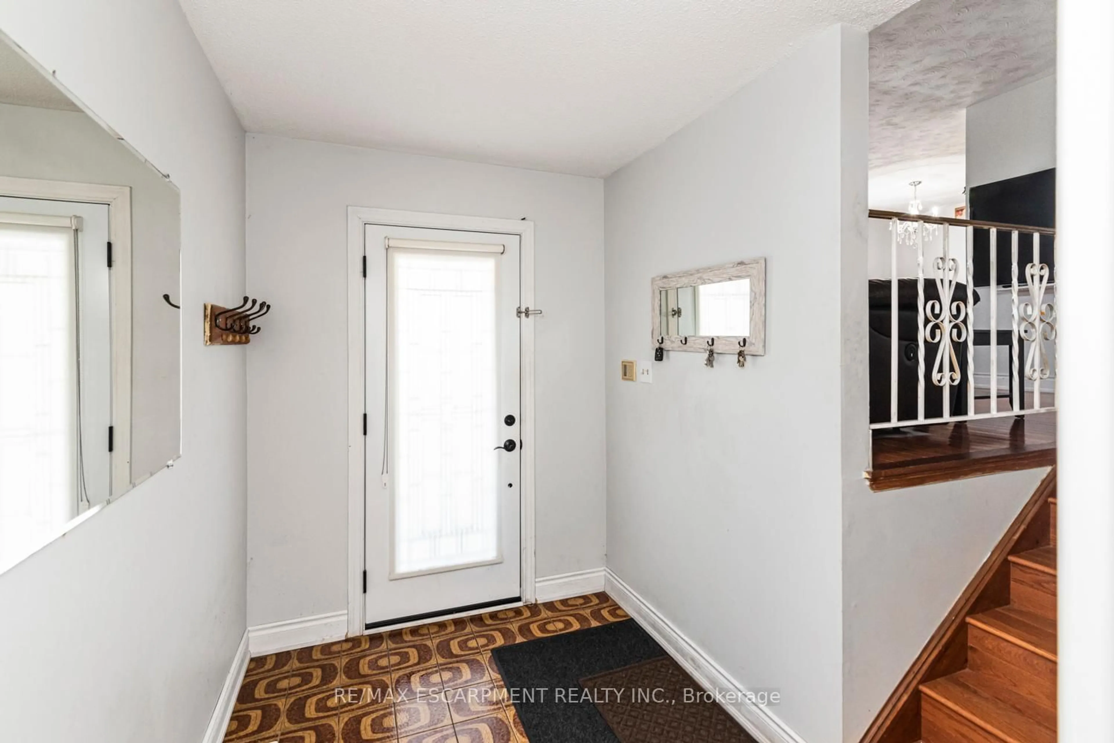 Indoor entryway for 102 Quaker Cres, Hamilton Ontario L8W 1H7