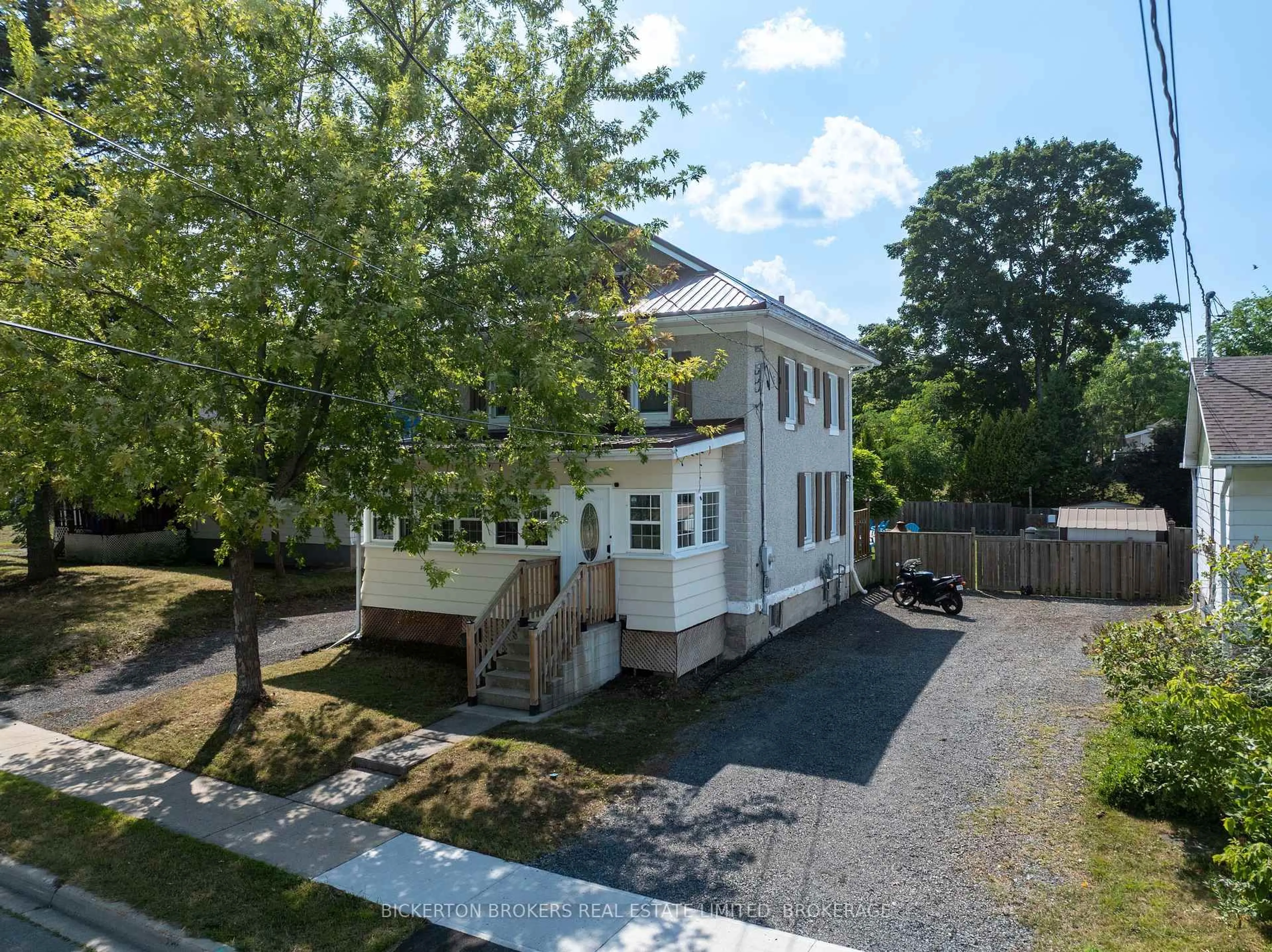 A pic from outside/outdoor area/front of a property/back of a property/a pic from drone, street for 40 Elm St, Gananoque Ontario K7G 2S7