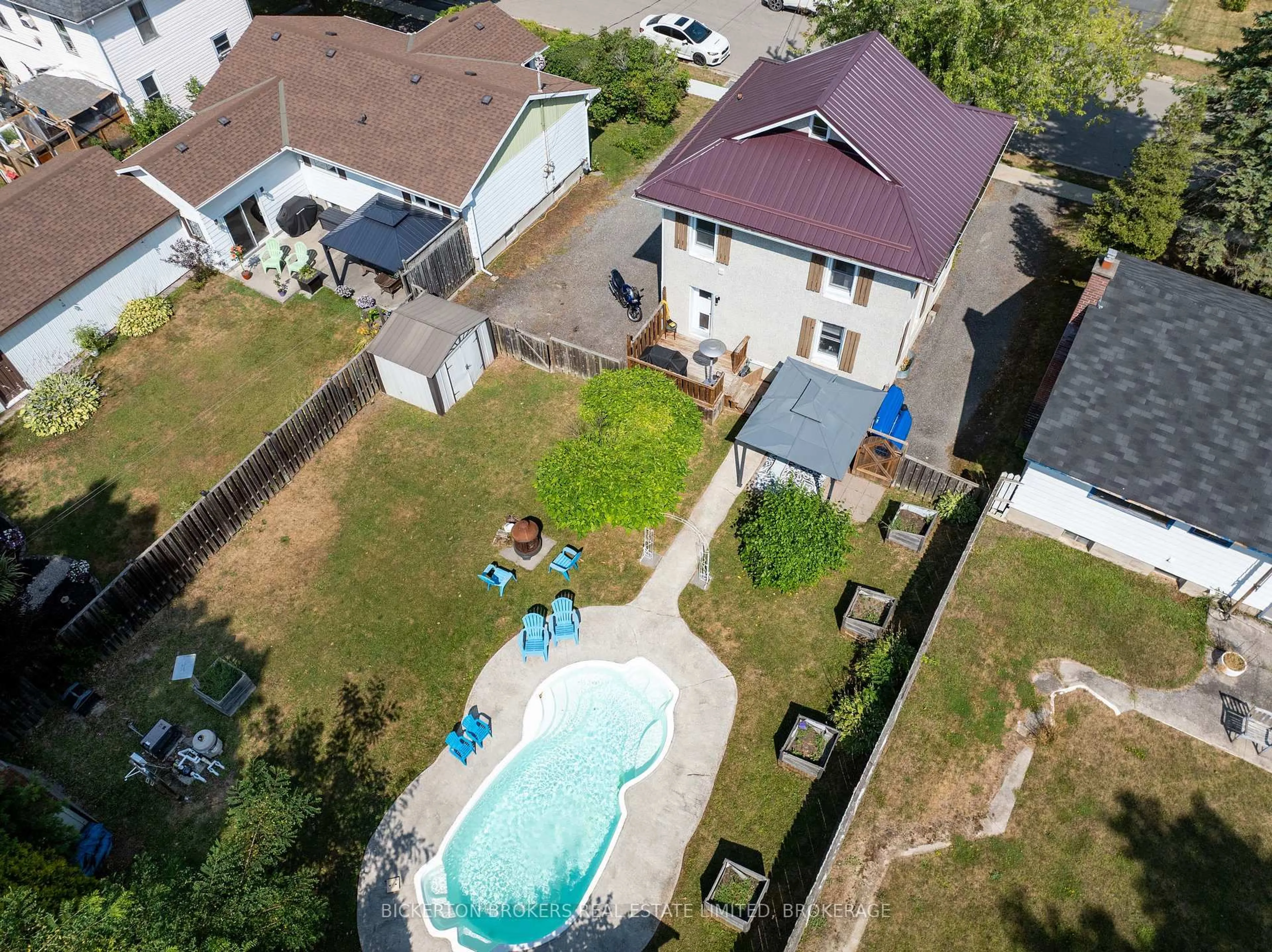 A pic from outside/outdoor area/front of a property/back of a property/a pic from drone, street for 40 Elm St, Gananoque Ontario K7G 2S7