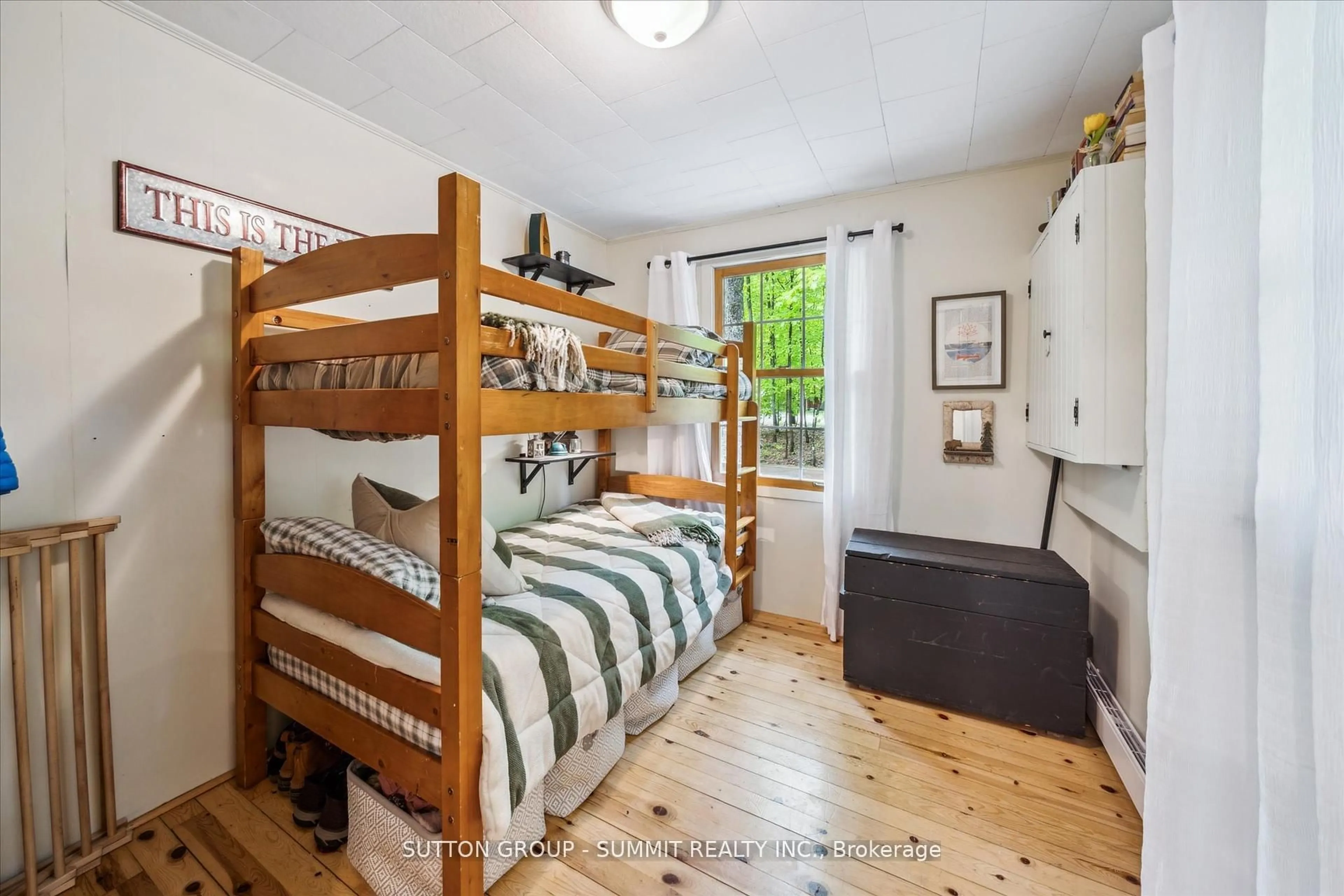 Bedroom with bed, unknown for 17 Sugarbush Lane, Huntsville Ontario P1H 2J3