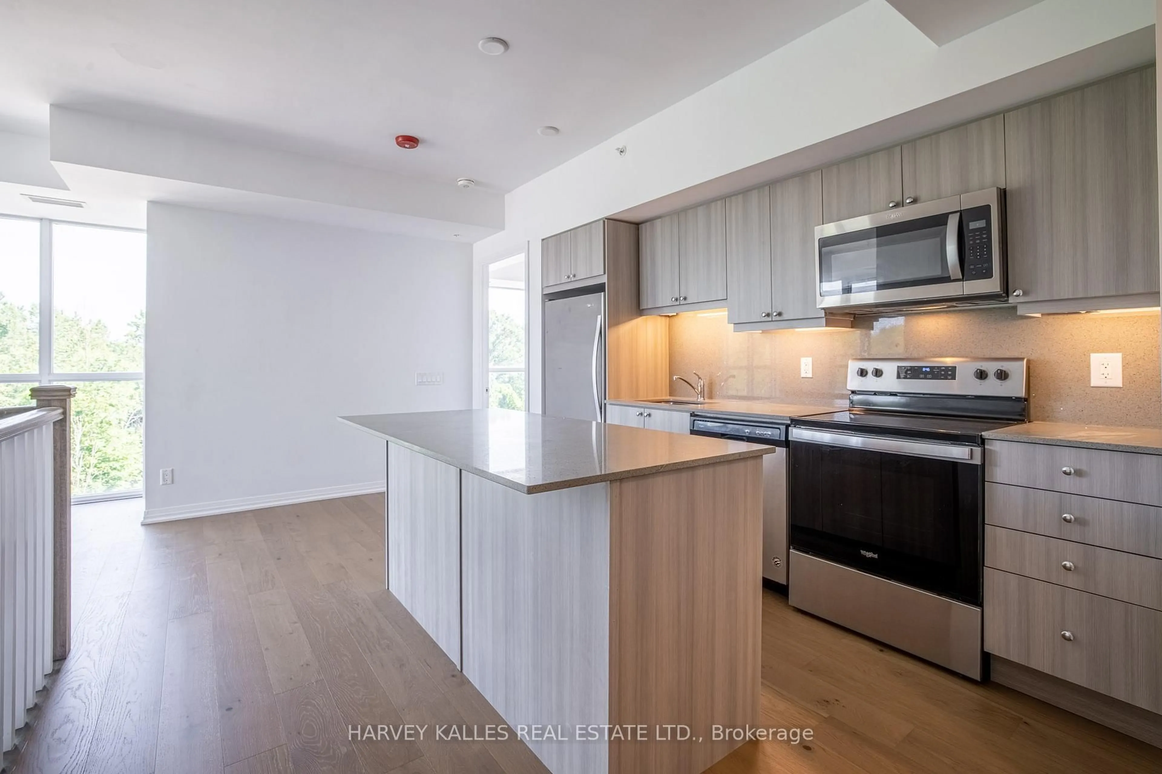 Open concept kitchen, wood/laminate floor for 7711 Green Vista Gate #303, Niagara Falls Ontario L2G 0Y9