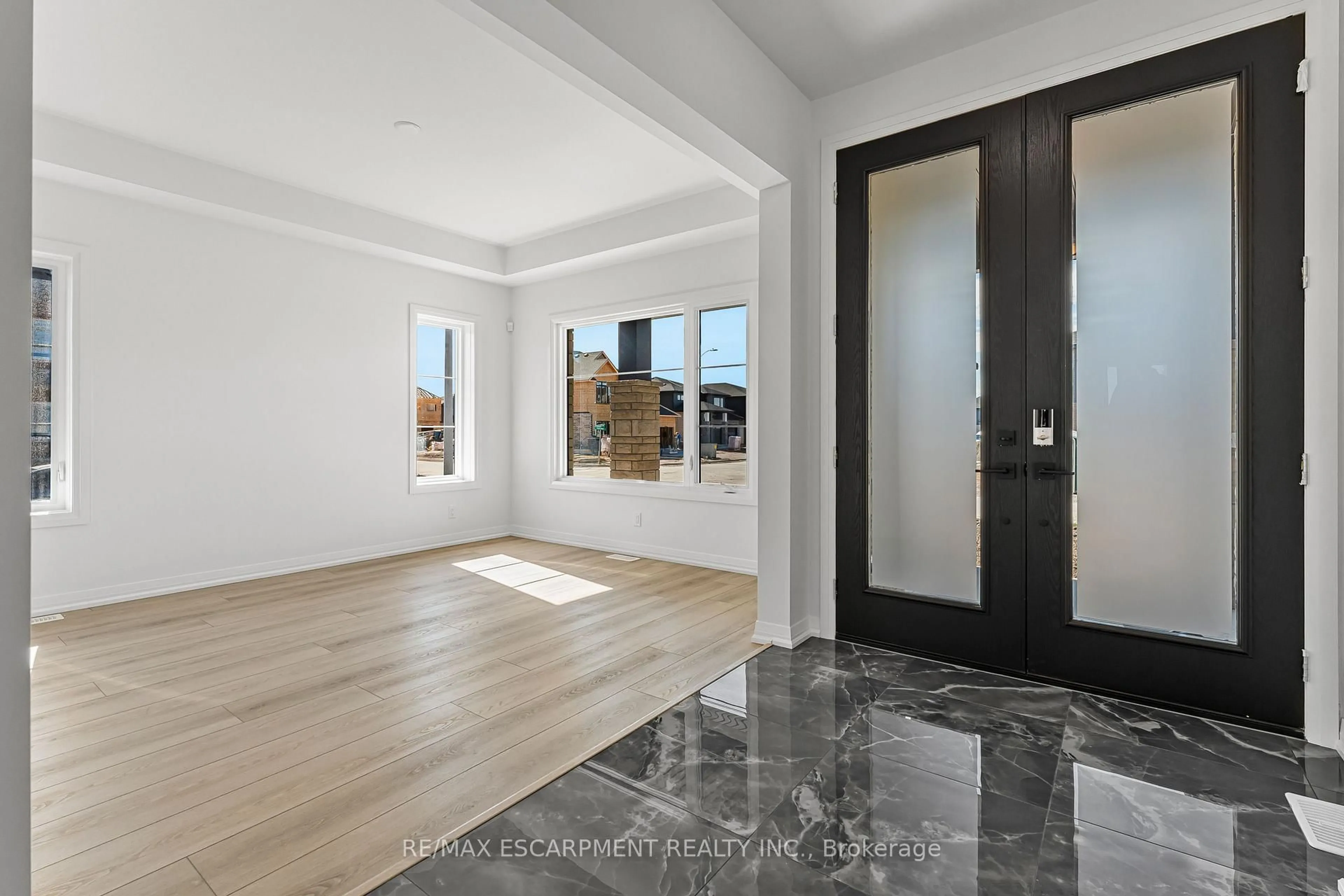 Indoor entryway for 902 RUTHERFORD St, Fort Erie Ontario L2A 0H3