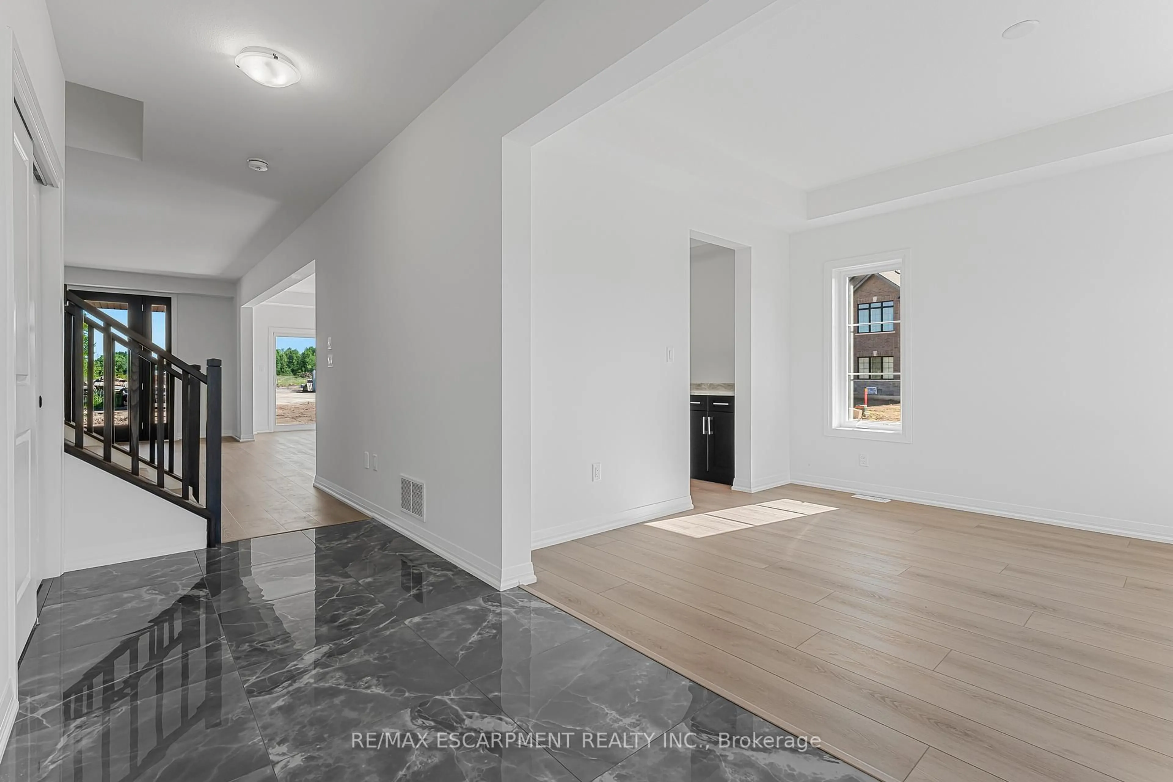 Indoor entryway for 902 RUTHERFORD St, Fort Erie Ontario L2A 0H3