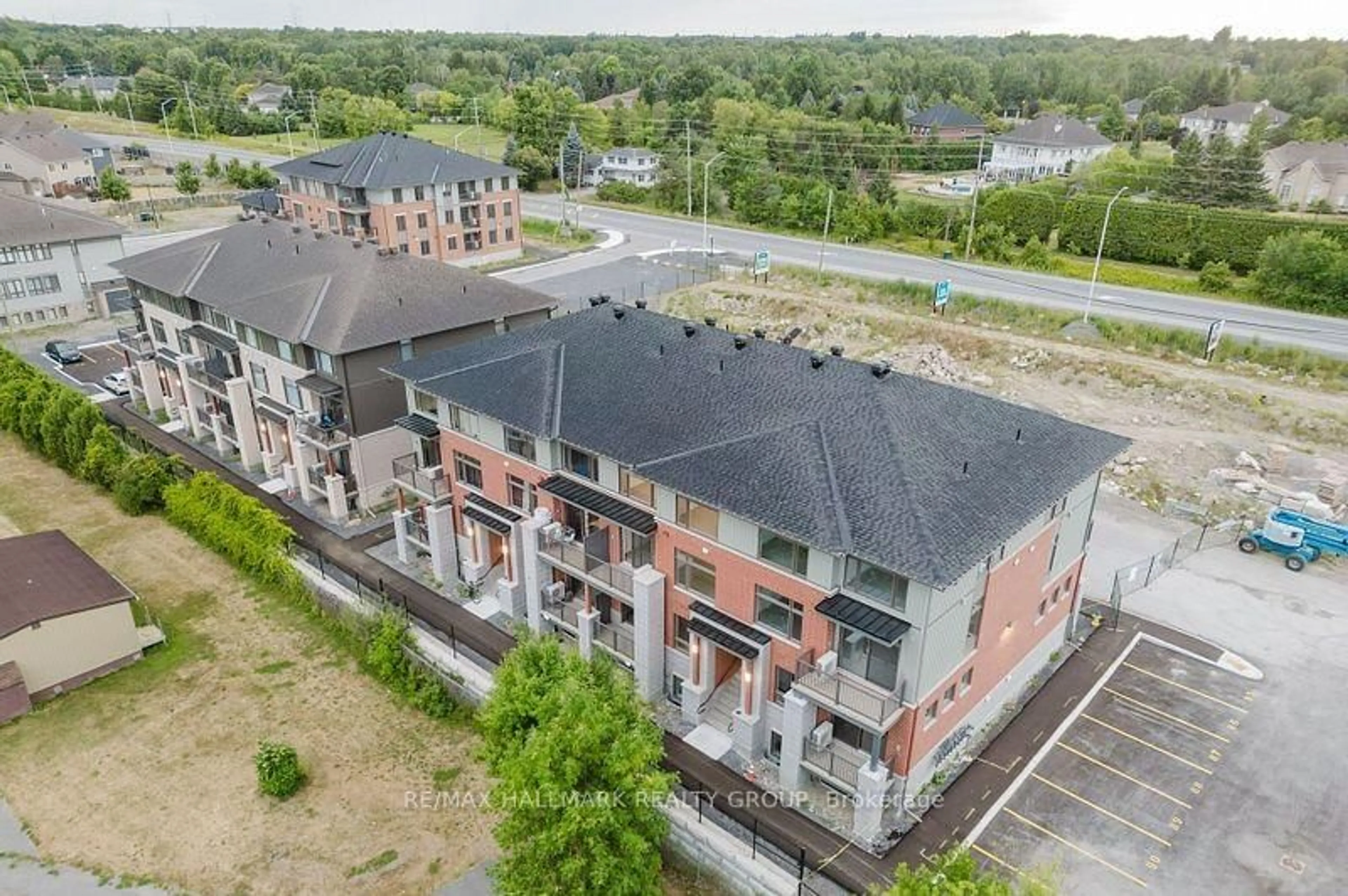 A pic from outside/outdoor area/front of a property/back of a property/a pic from drone, unknown for 609 Silhouette Private, Ottawa Ontario K2J 7J8