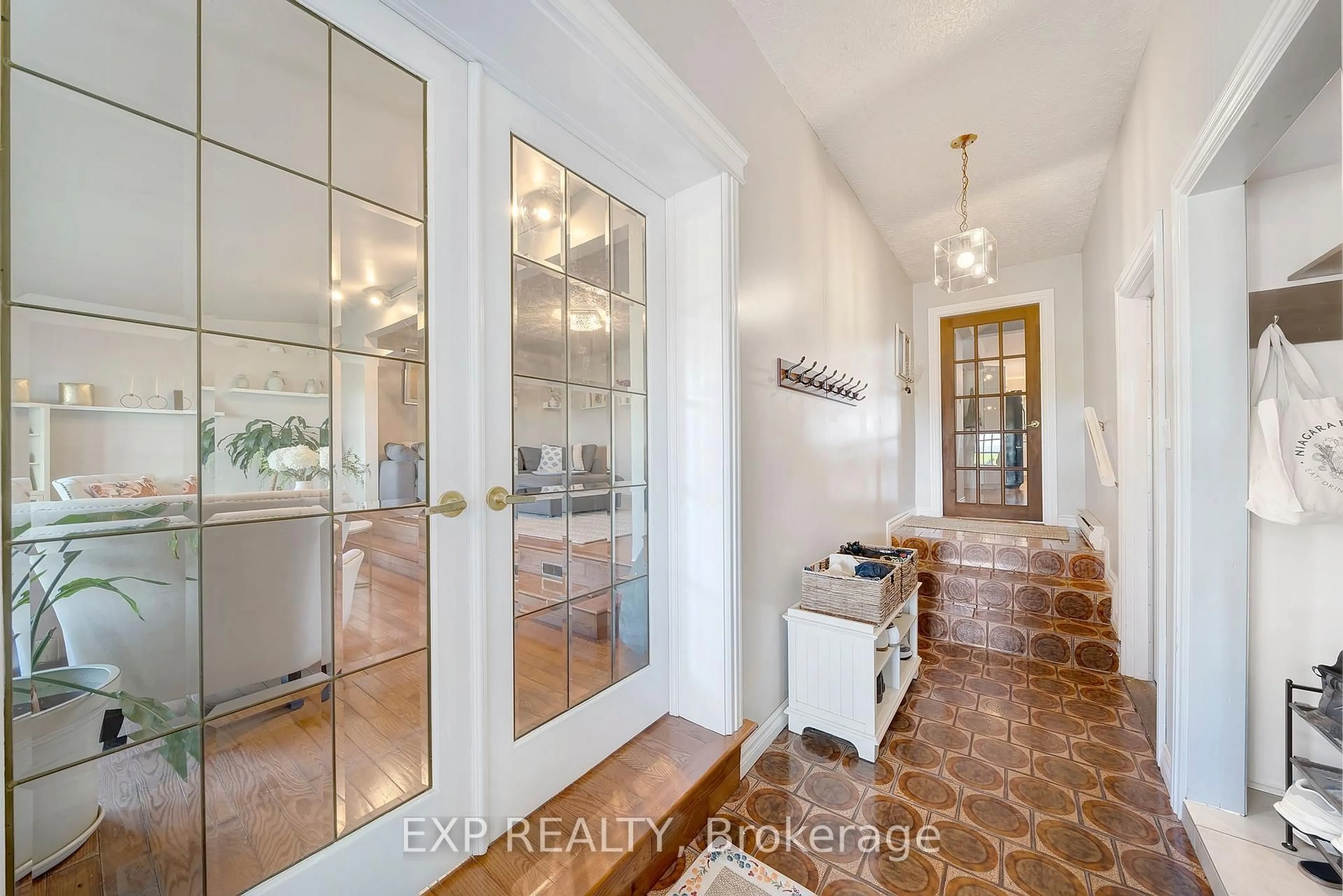 Indoor entryway for 1436 3 Line, Niagara-on-the-Lake Ontario L0S 1J0