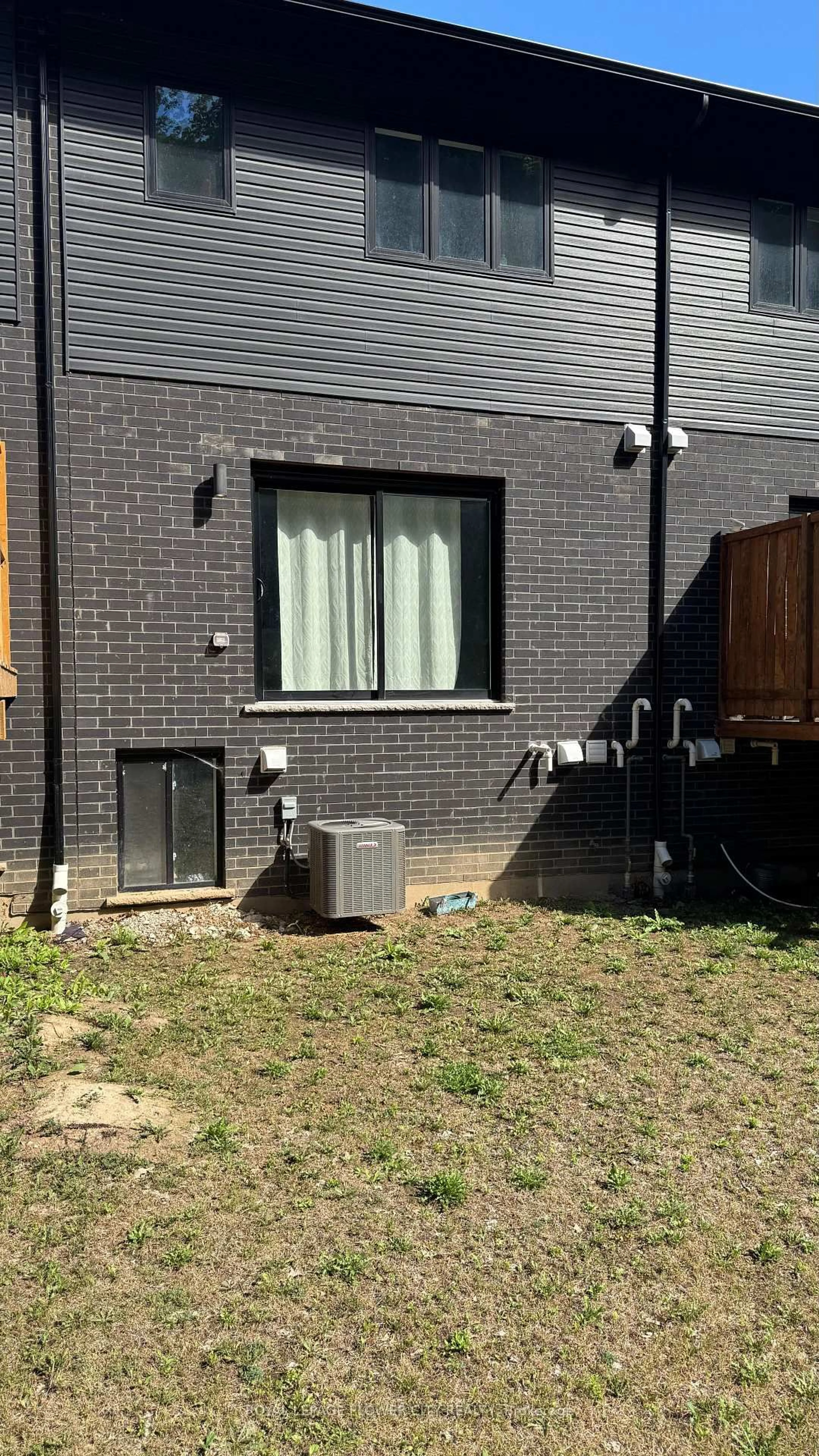 Patio, street for 928 Robert Ferrie Dr, Kitchener Ontario N2R 0P9
