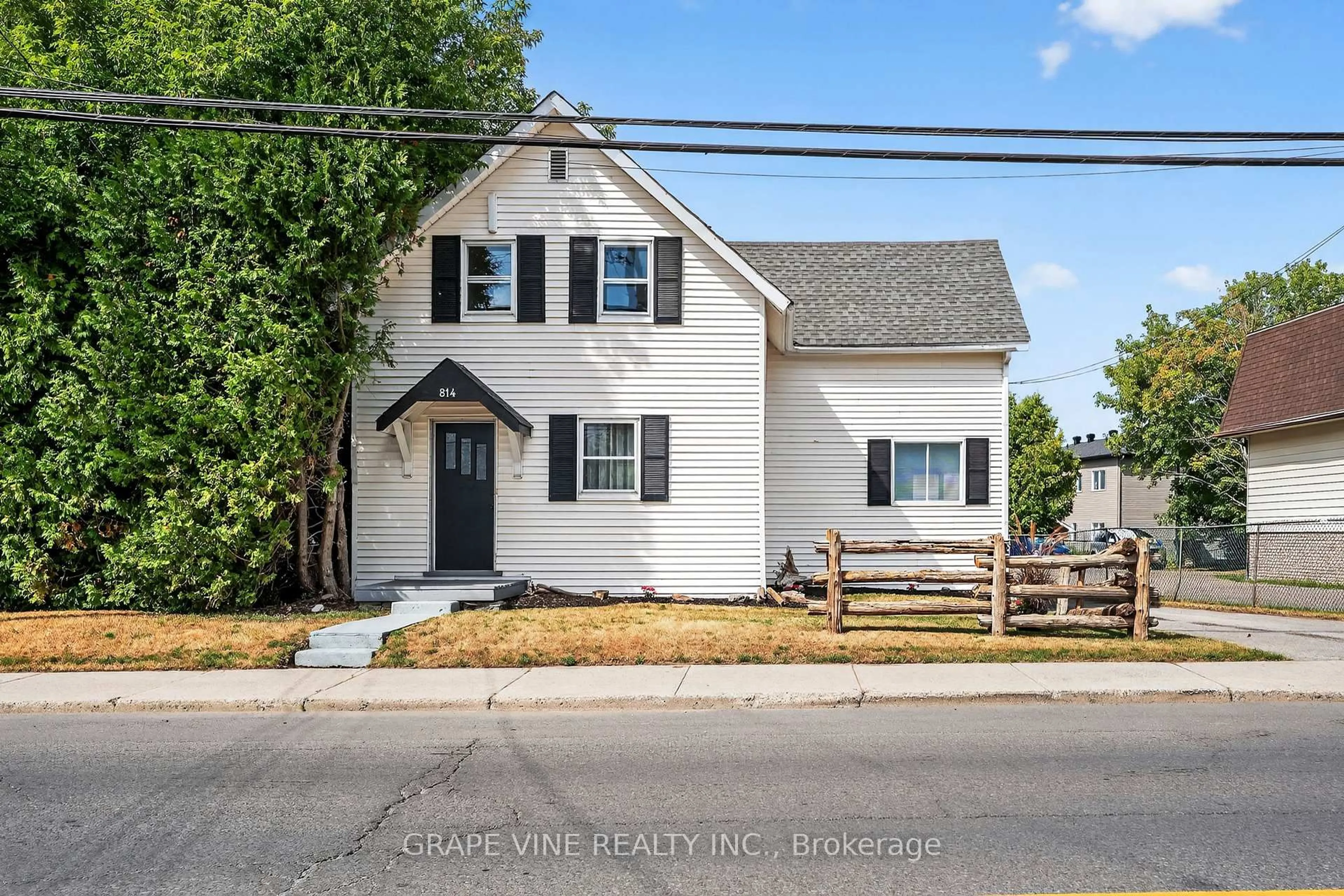 Home with vinyl exterior material, street for 814 Laurier St, Clarence-Rockland Ontario K4K 1E6