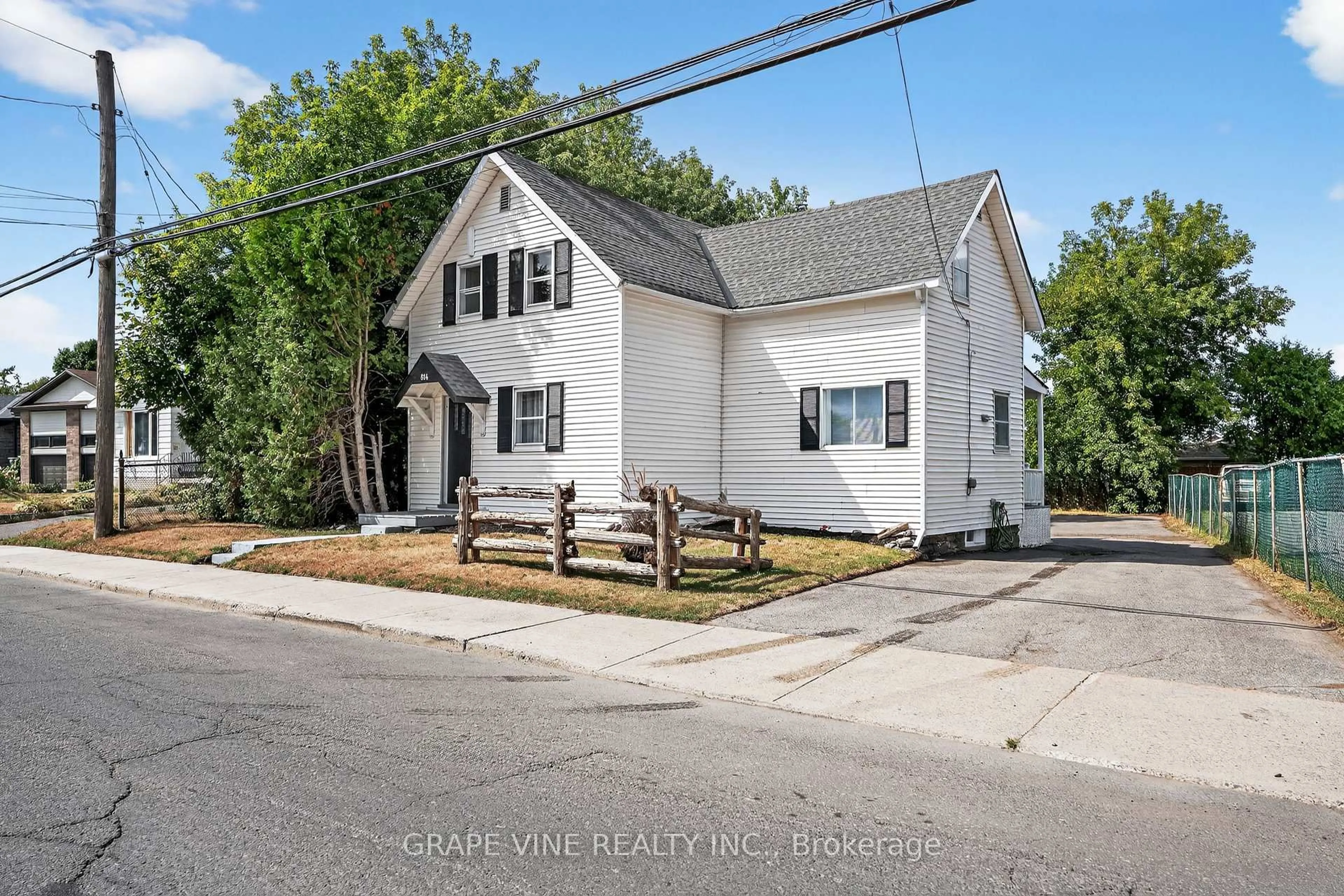 A pic from outside/outdoor area/front of a property/back of a property/a pic from drone, street for 814 Laurier St, Clarence-Rockland Ontario K4K 1E6
