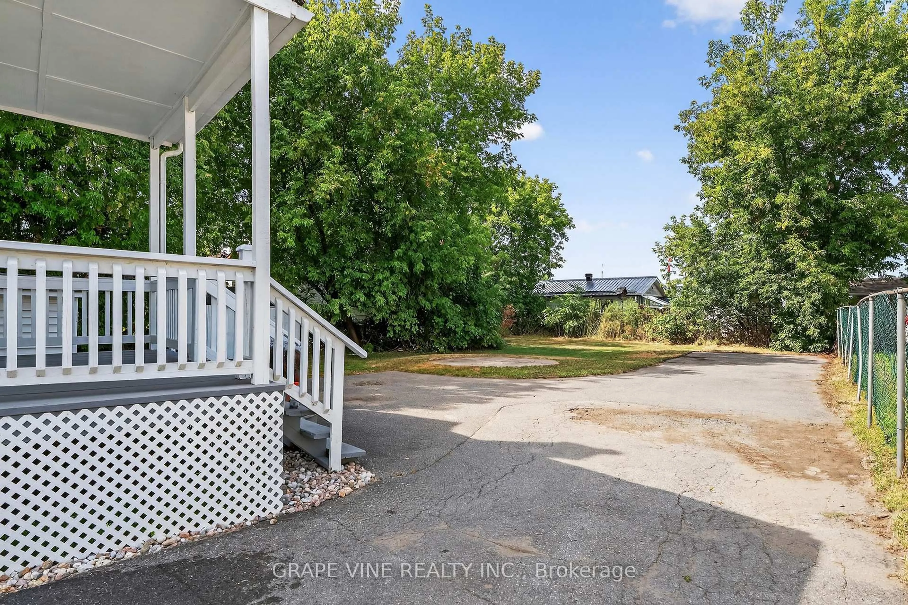 A pic from outside/outdoor area/front of a property/back of a property/a pic from drone, water/lake/river/ocean view for 814 Laurier St, Clarence-Rockland Ontario K4K 1E6
