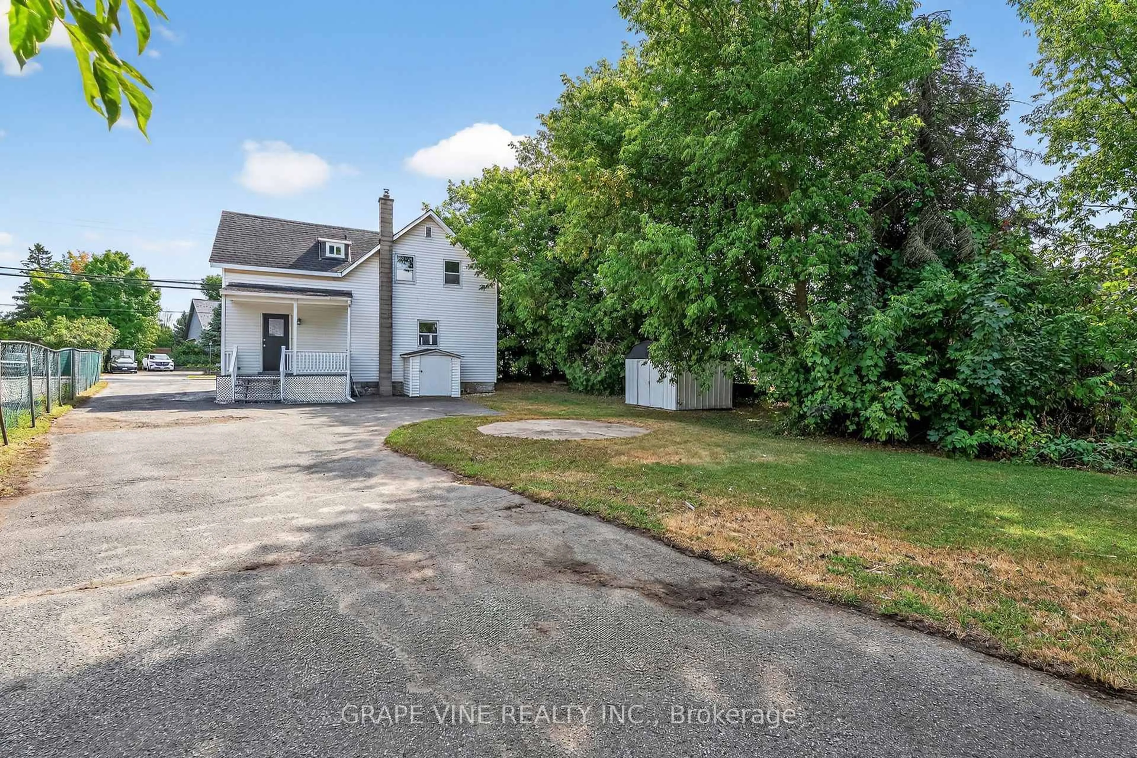 A pic from outside/outdoor area/front of a property/back of a property/a pic from drone, street for 814 Laurier St, Clarence-Rockland Ontario K4K 1E6