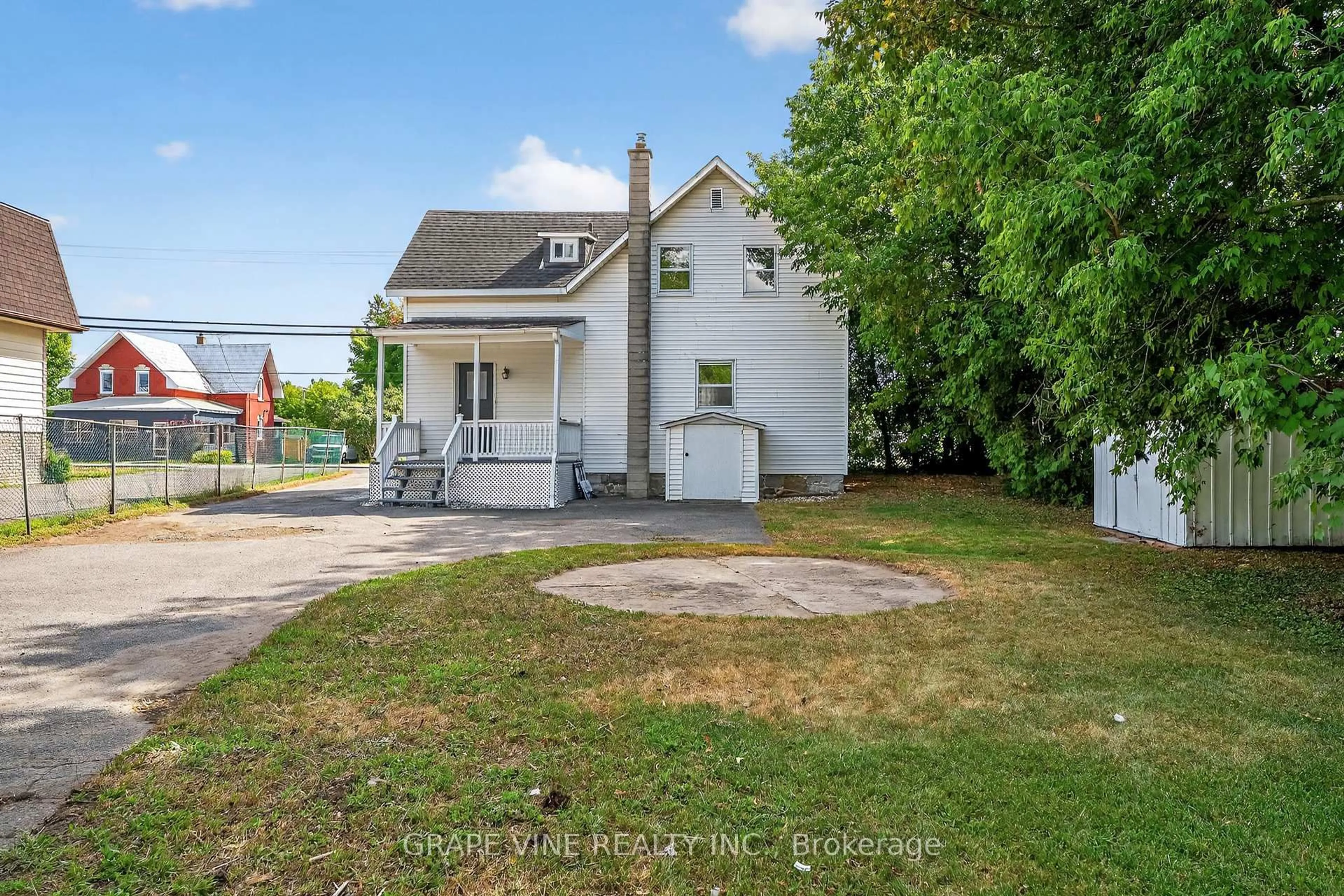 A pic from outside/outdoor area/front of a property/back of a property/a pic from drone, street for 814 Laurier St, Clarence-Rockland Ontario K4K 1E6