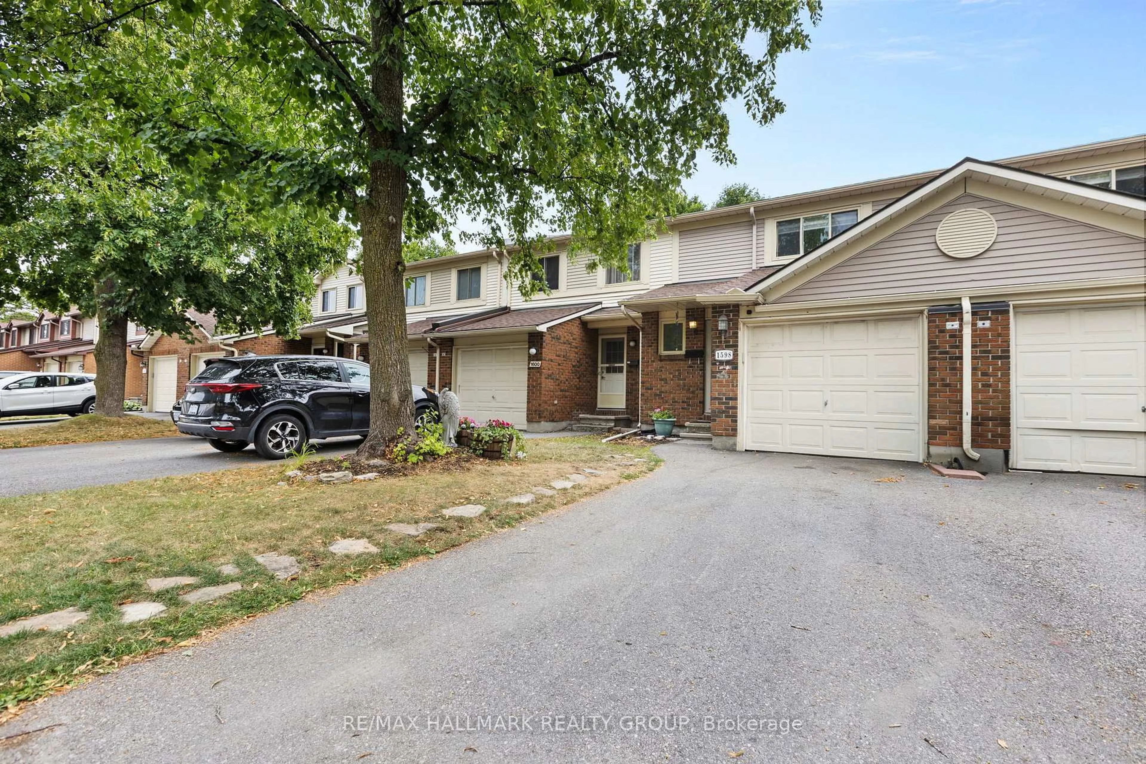 A pic from outside/outdoor area/front of a property/back of a property/a pic from drone, street for 1598 Hoskins Cres, Ottawa Ontario K4A 2H8