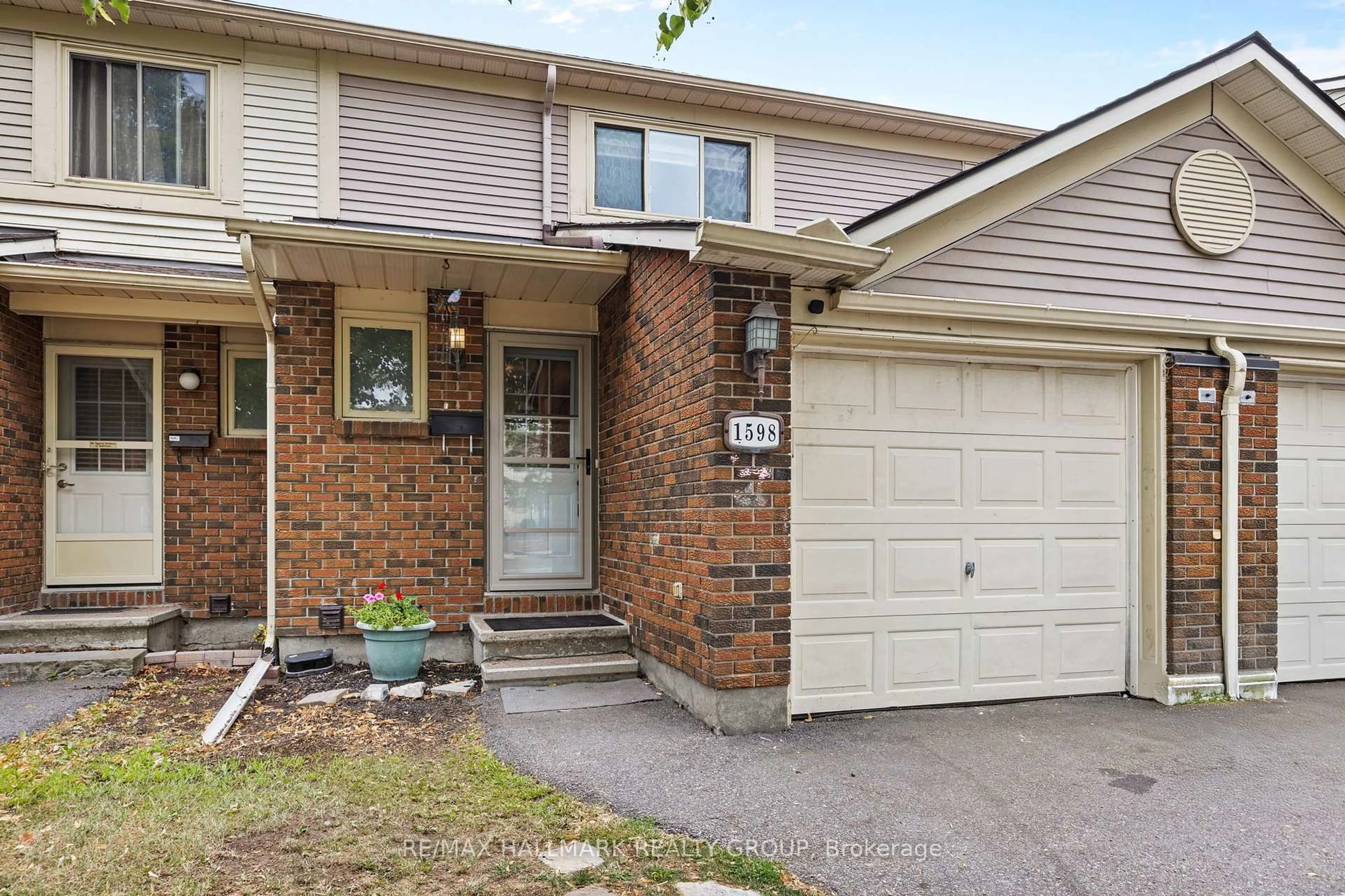 Home with brick exterior material, street for 1598 Hoskins Cres, Ottawa Ontario K4A 2H8