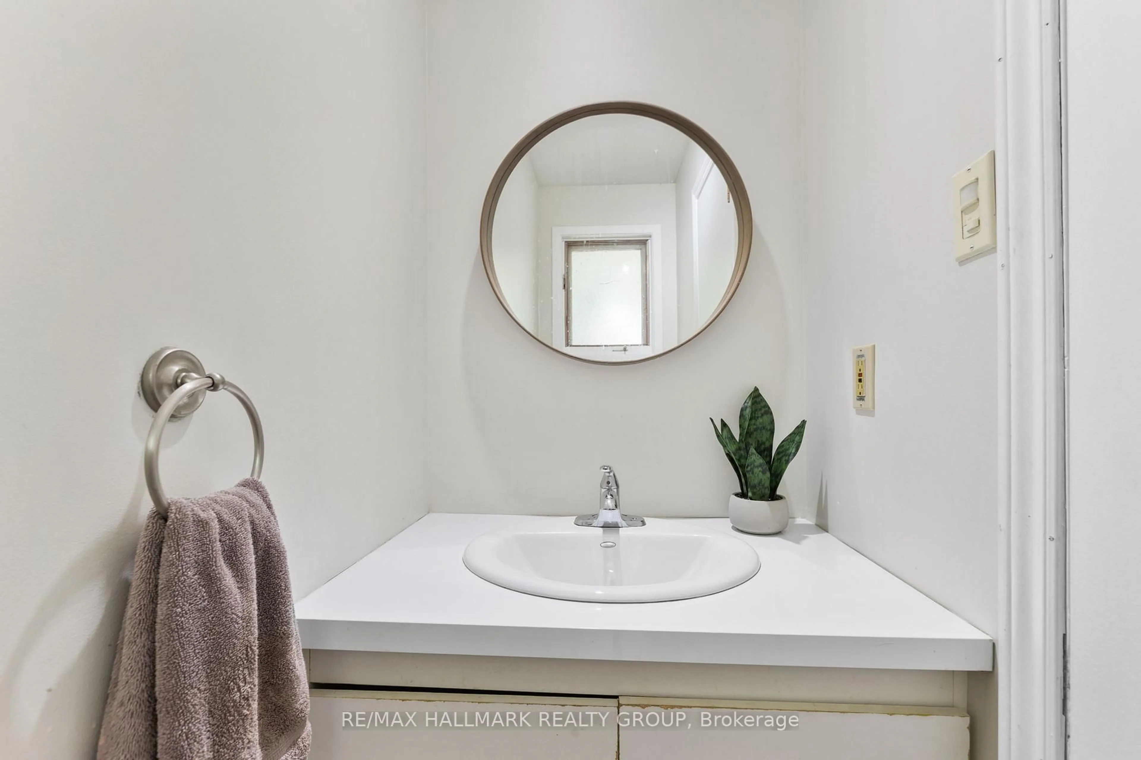 Contemporary bathroom, ceramic/tile floor for 1598 Hoskins Cres, Ottawa Ontario K4A 2H8