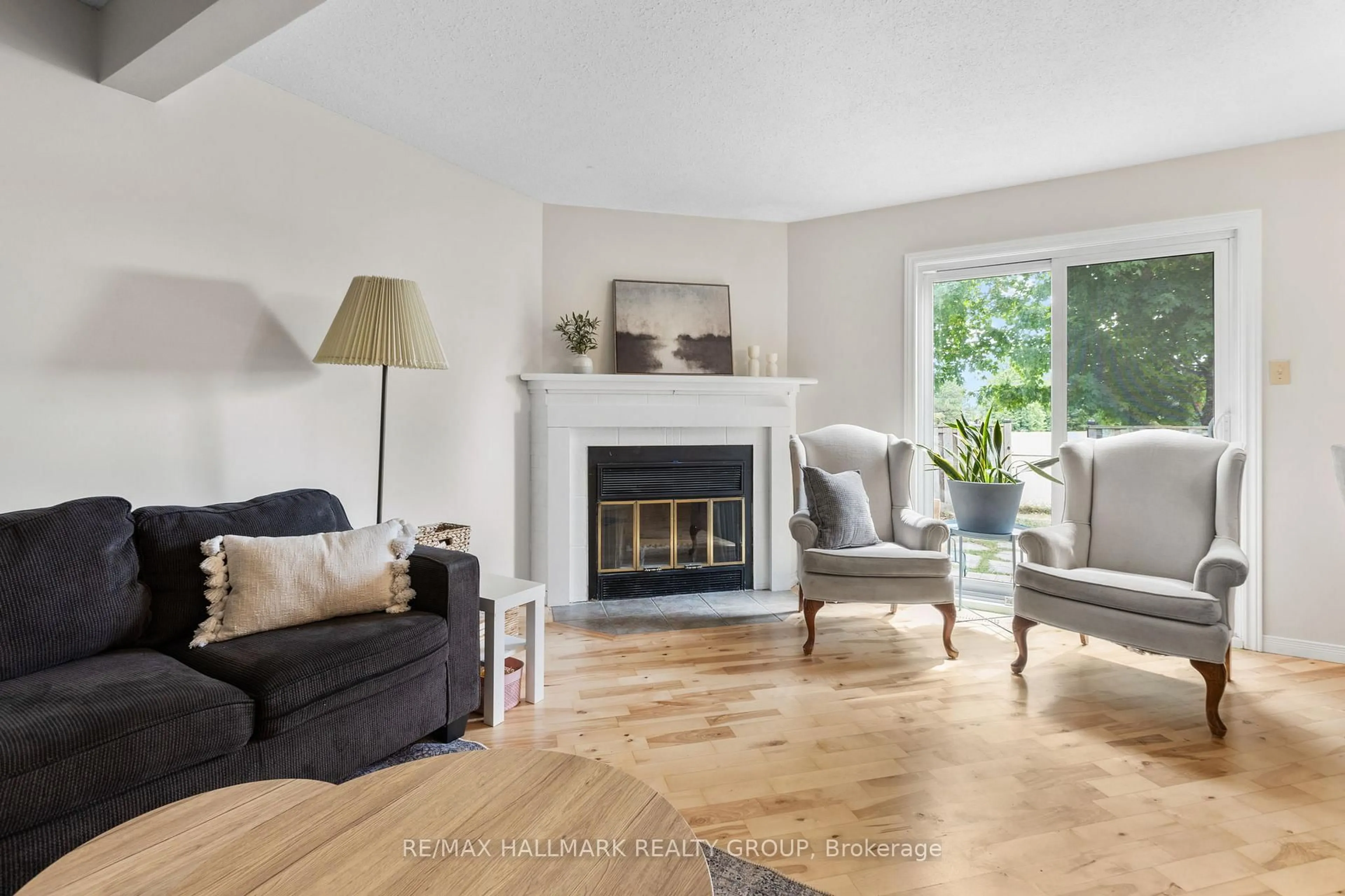 Living room with furniture, wood/laminate floor for 1598 Hoskins Cres, Ottawa Ontario K4A 2H8