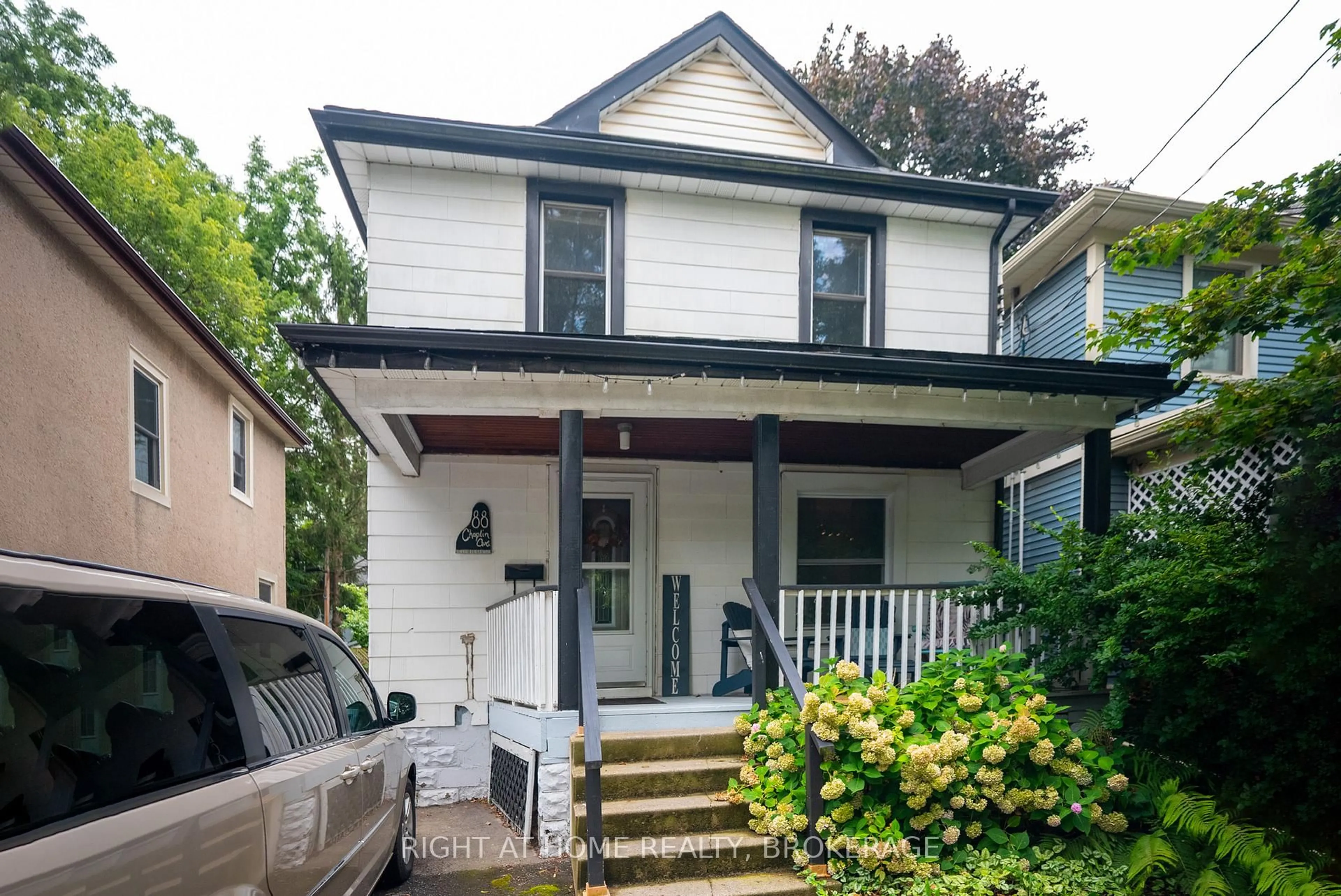 Home with vinyl exterior material, street for 88 Chaplin Ave, St. Catharines Ontario L2R 2E7