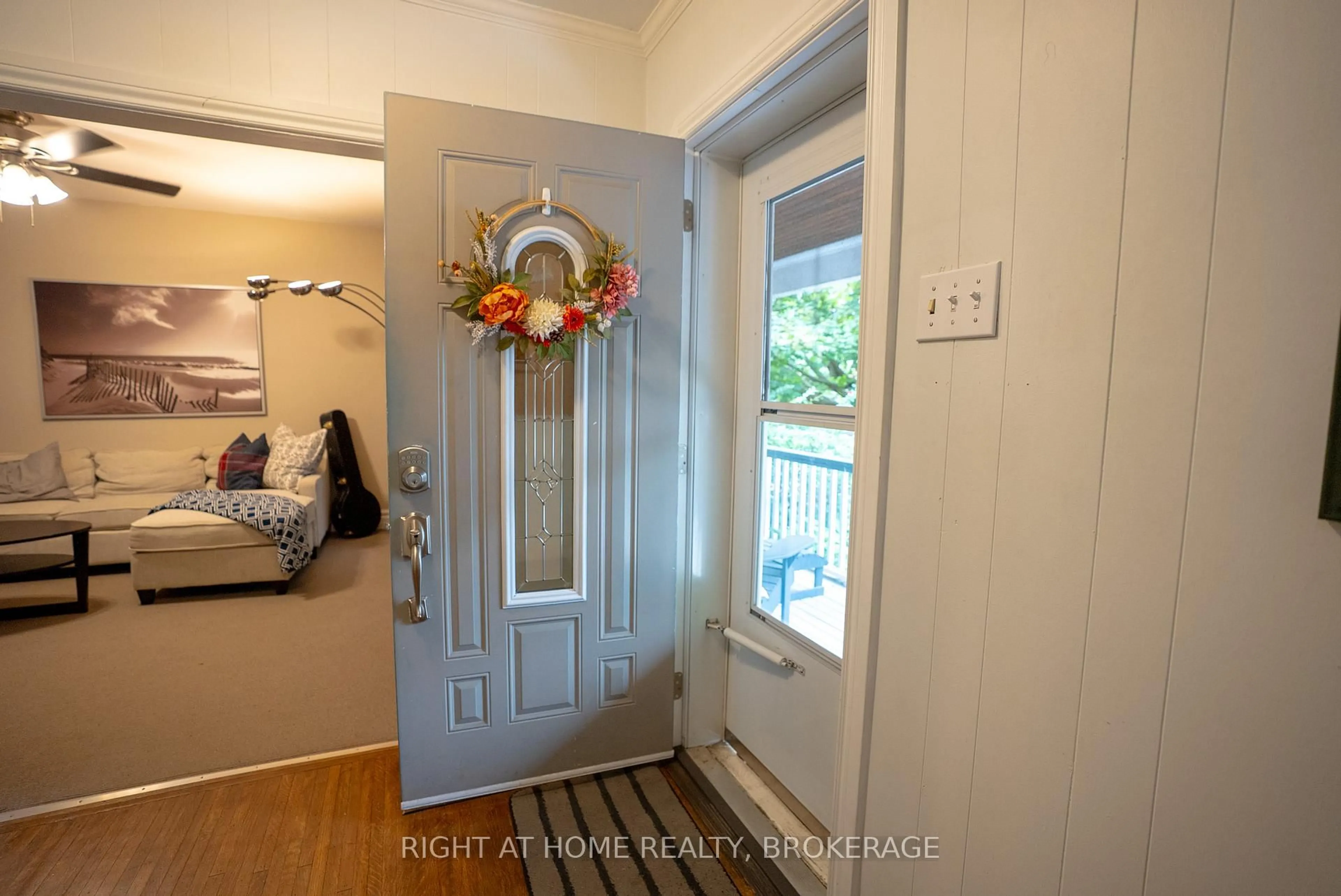 Indoor entryway for 88 Chaplin Ave, St. Catharines Ontario L2R 2E7