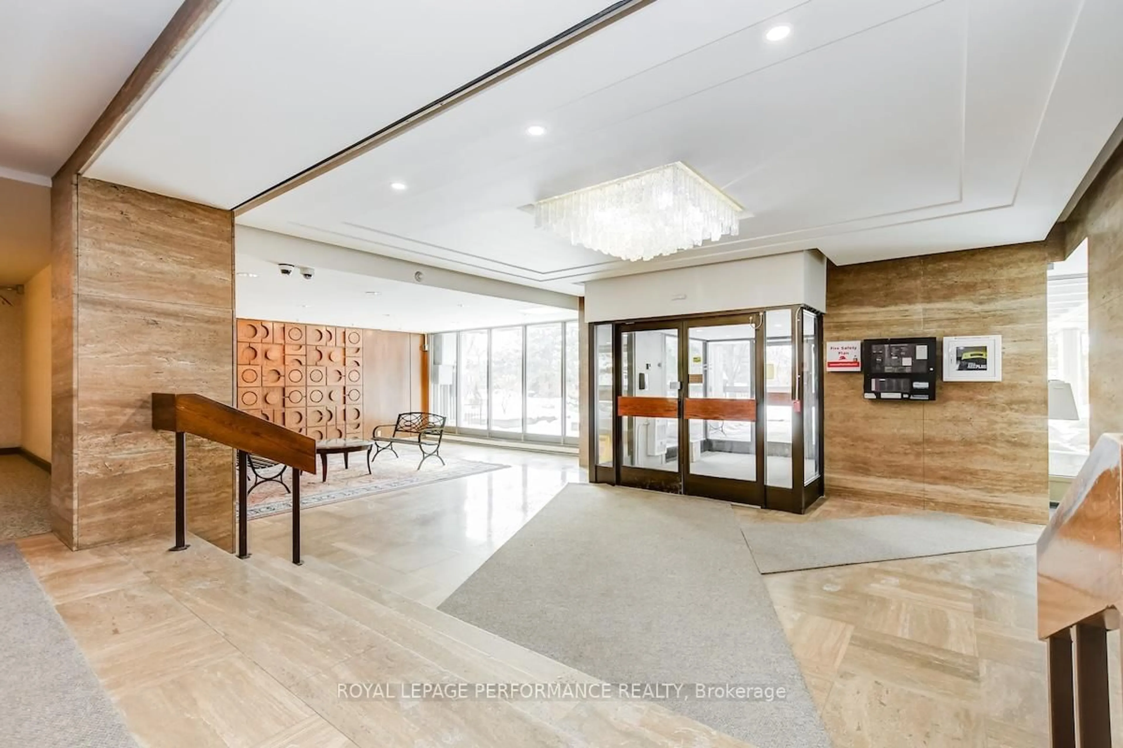 Indoor foyer for 2625 Regina St #207, Ottawa Ontario K2B 5W8