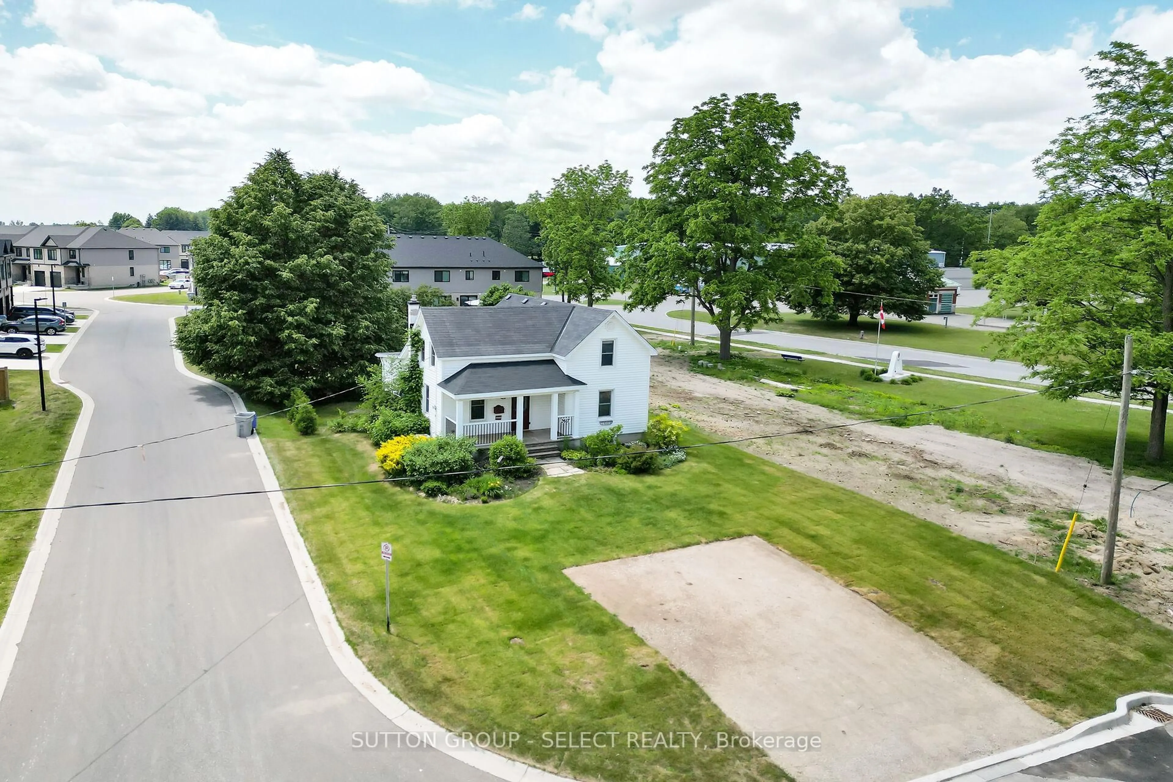 A pic from outside/outdoor area/front of a property/back of a property/a pic from drone, water/lake/river/ocean view for 2617 QUEEN St, Strathroy-Caradoc Ontario N0L 1W0