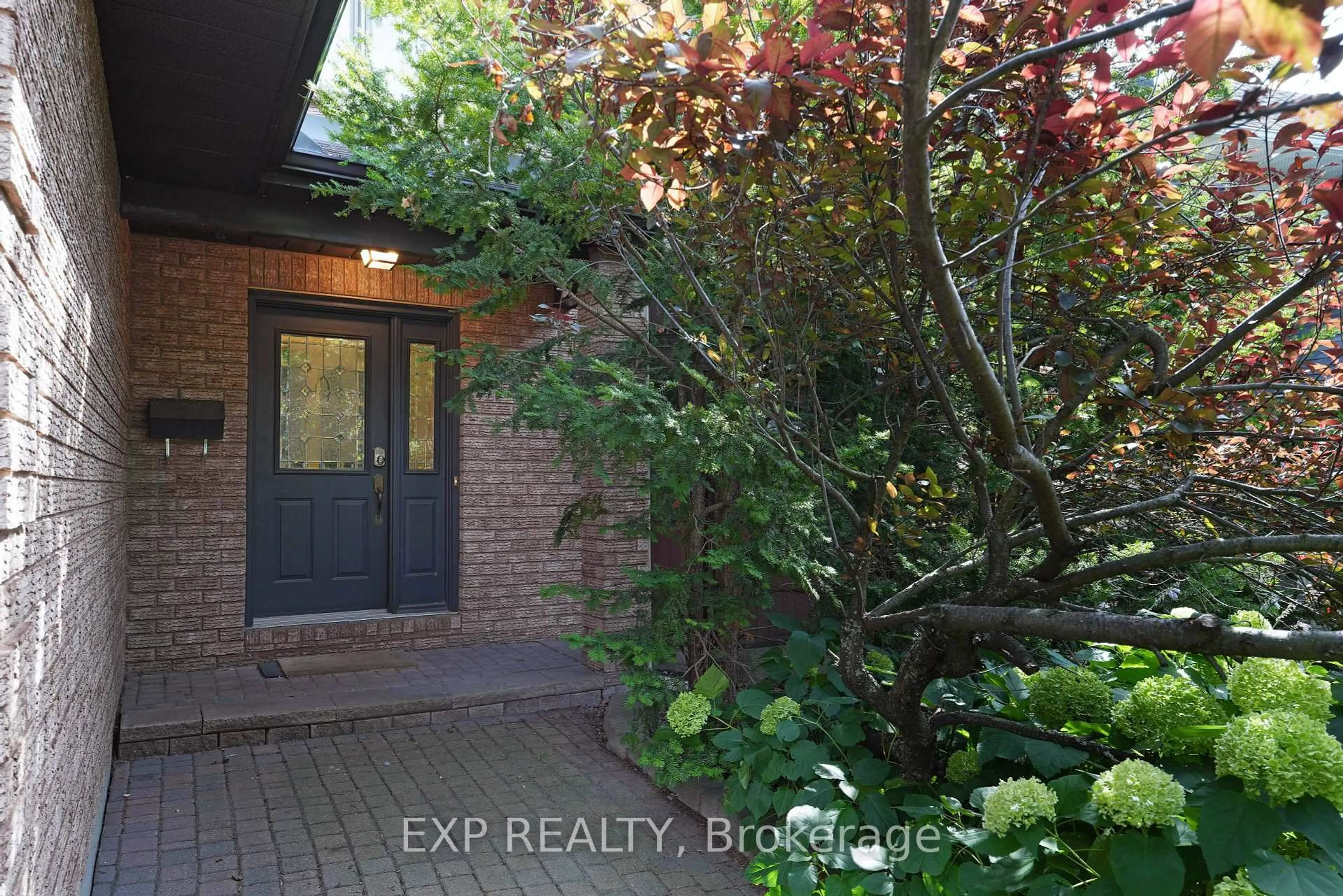 Indoor entryway for 2106 Lamira St, Ottawa Ontario K1H 8N9