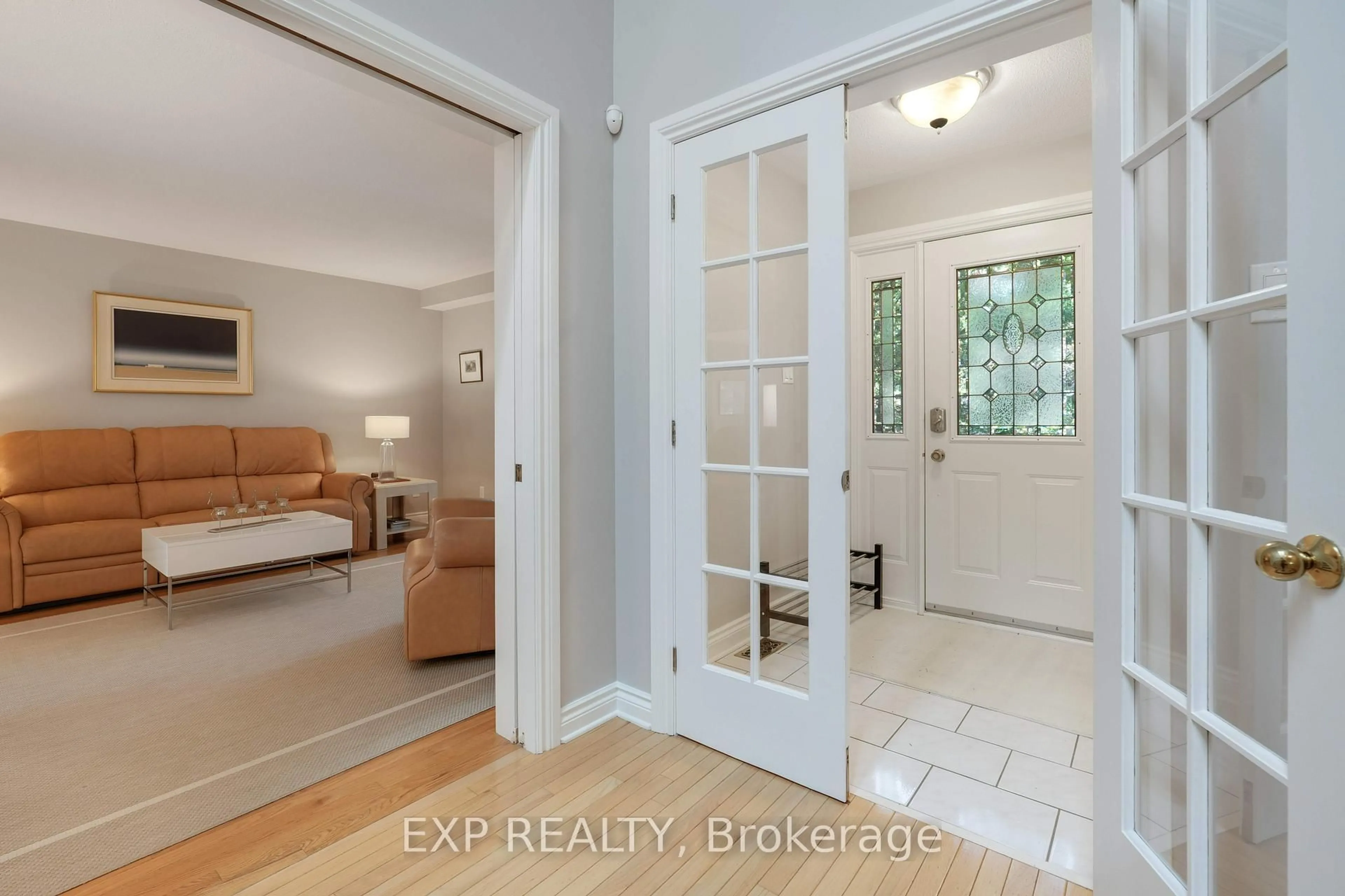 Indoor entryway for 2106 Lamira St, Ottawa Ontario K1H 8N9