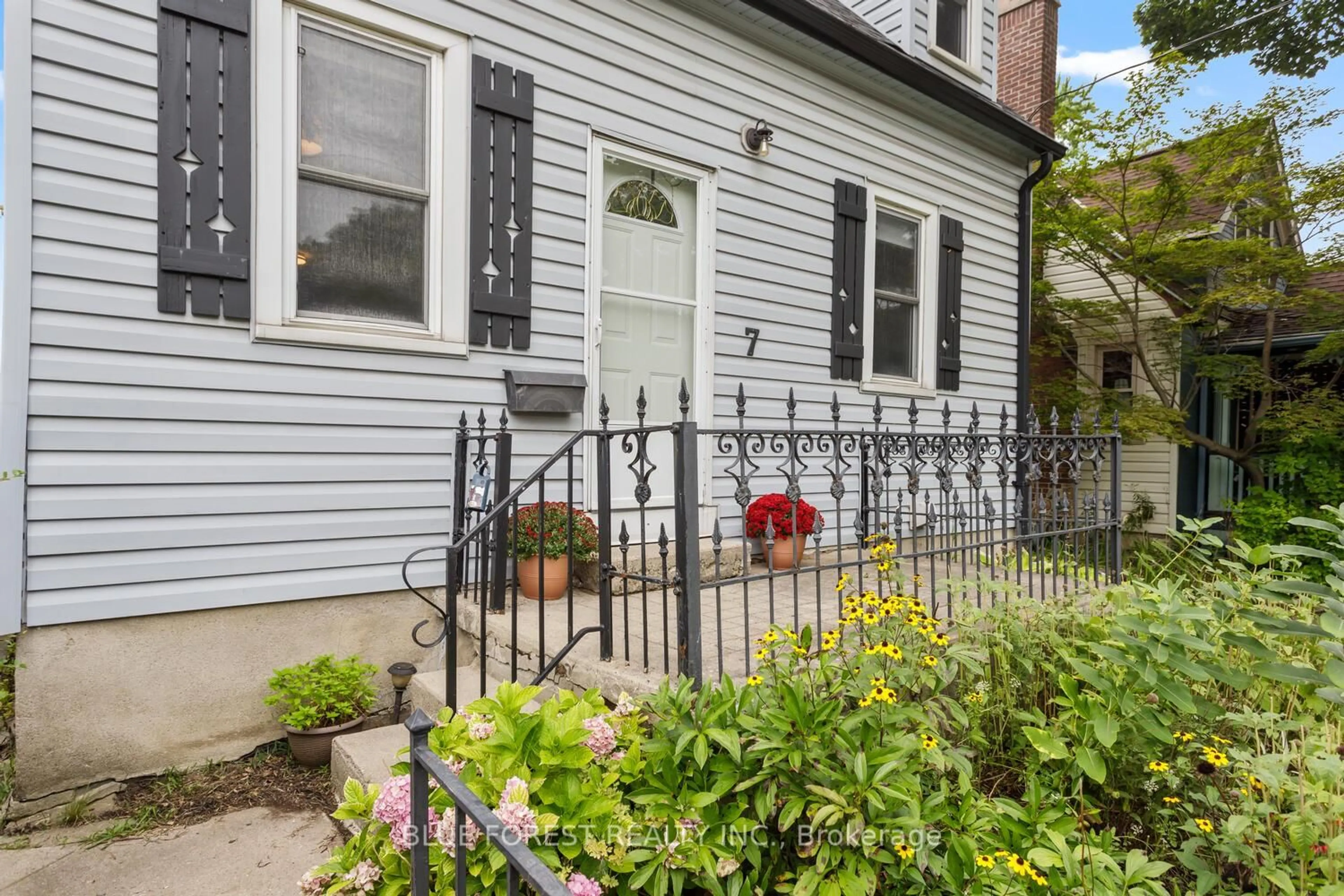 Home with vinyl exterior material, street for 7 Balmoral Ave, London East Ontario N5Y 2K9