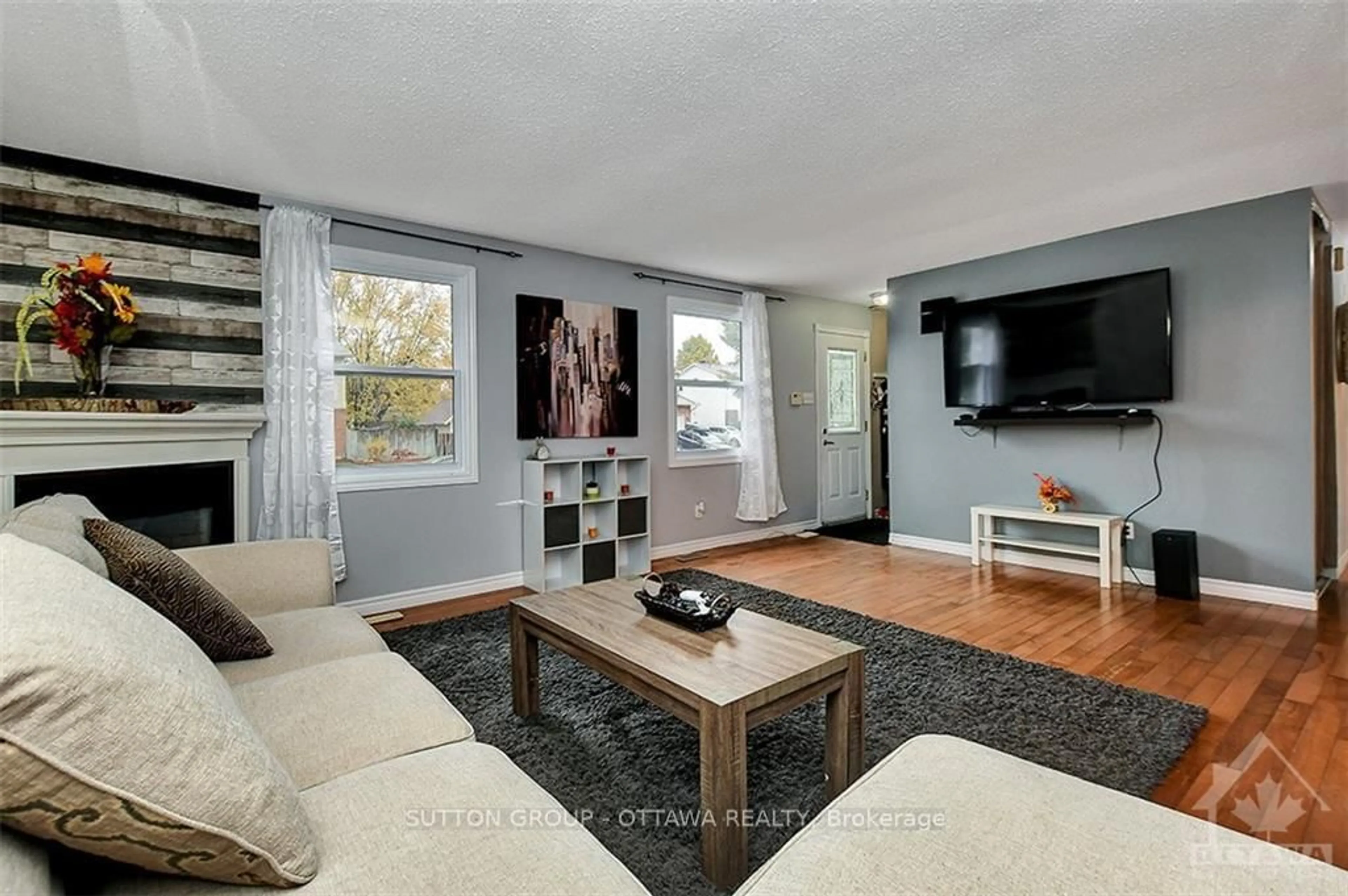 Living room with furniture, unknown for 20 Dundegan Dr, Kanata Ontario K2L 1P8