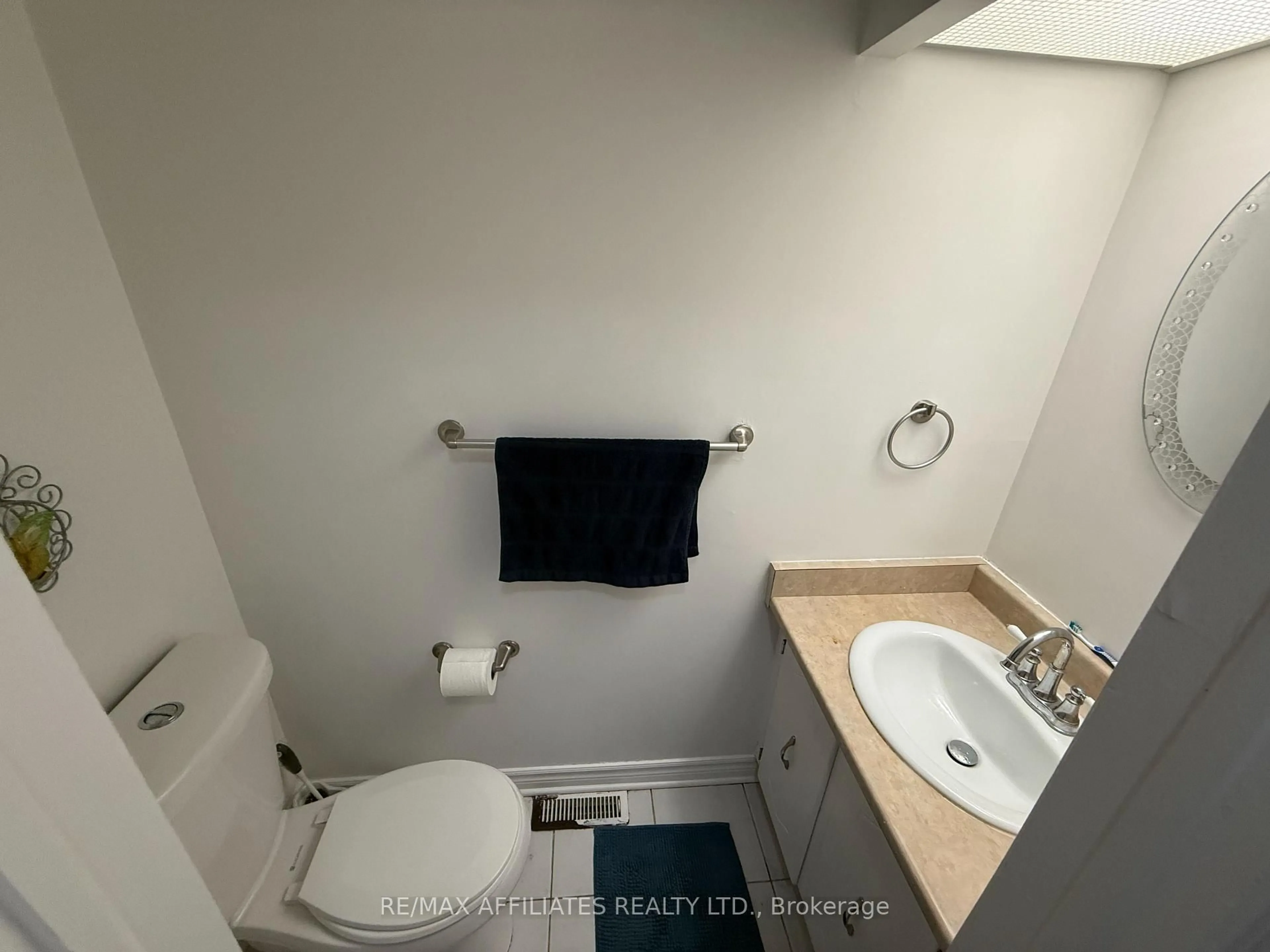 Standard bathroom, unknown for 295 Pintail Terr, Ottawa Ontario K1E 1Z9
