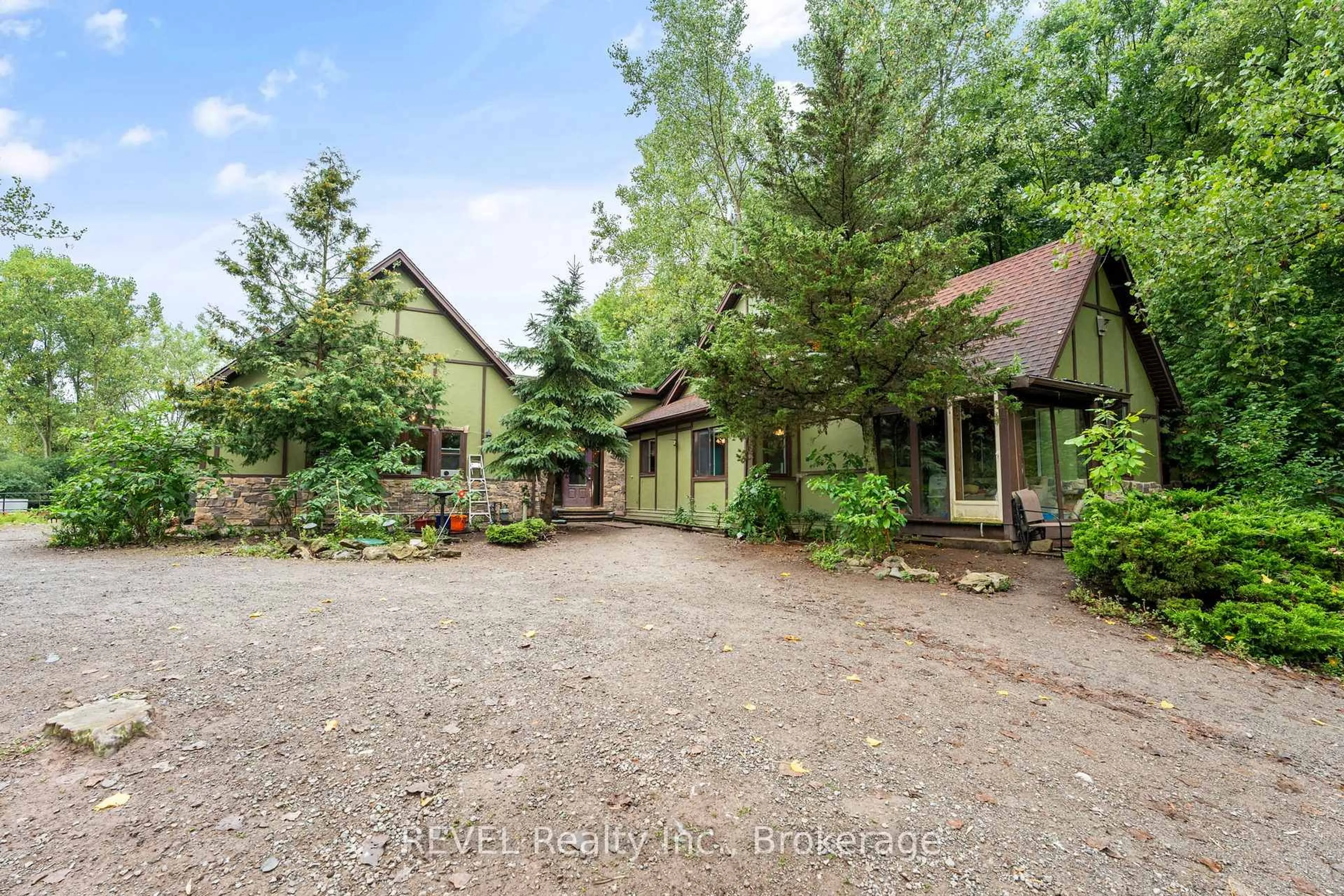 A pic from outside/outdoor area/front of a property/back of a property/a pic from drone, unknown for 9580 Lincoln St, Niagara Falls Ontario L3B 5N7