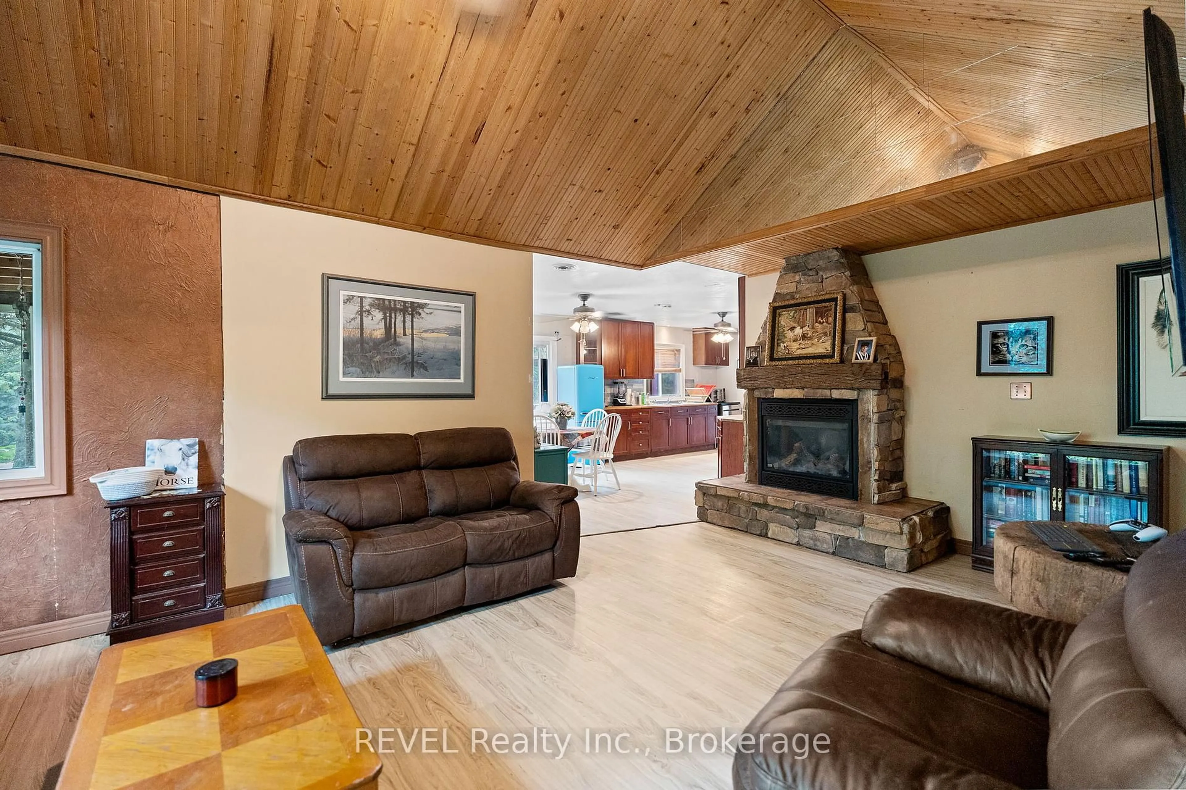 Living room with furniture, unknown for 9580 Lincoln St, Niagara Falls Ontario L3B 5N7