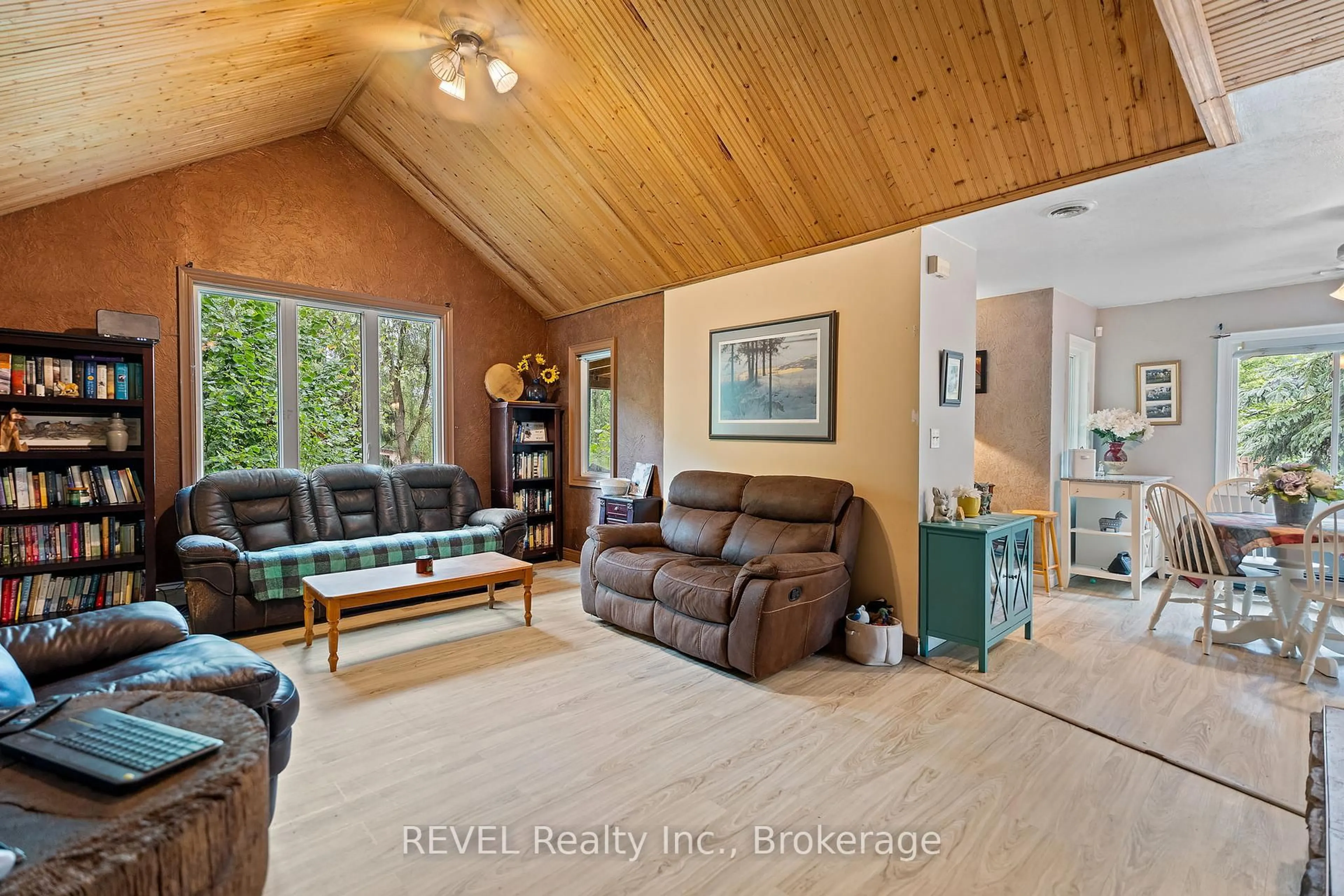 Living room with furniture, unknown for 9580 Lincoln St, Niagara Falls Ontario L3B 5N7