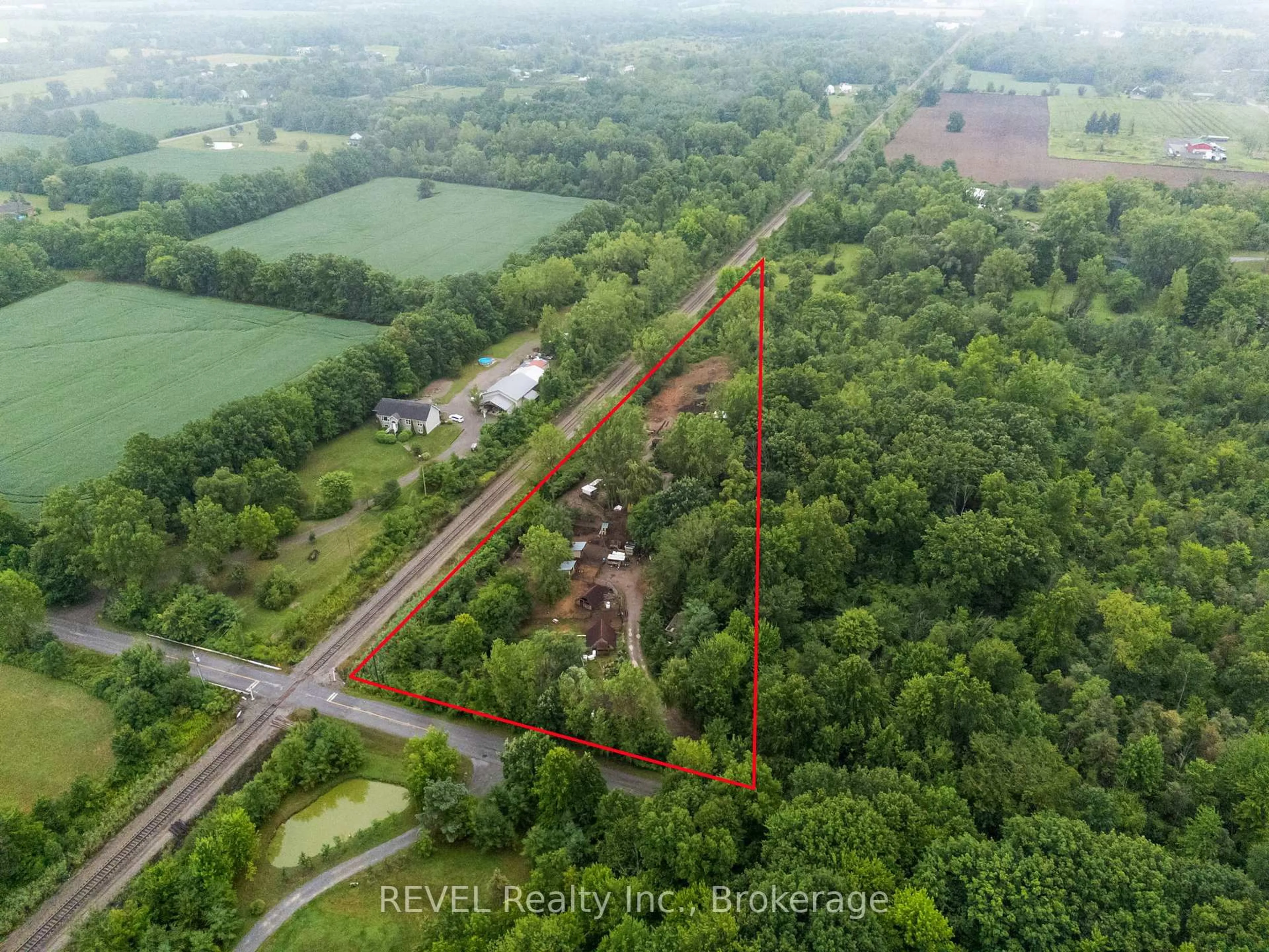 A pic from outside/outdoor area/front of a property/back of a property/a pic from drone, forest/trees view for 9580 Lincoln St, Niagara Falls Ontario L3B 5N7