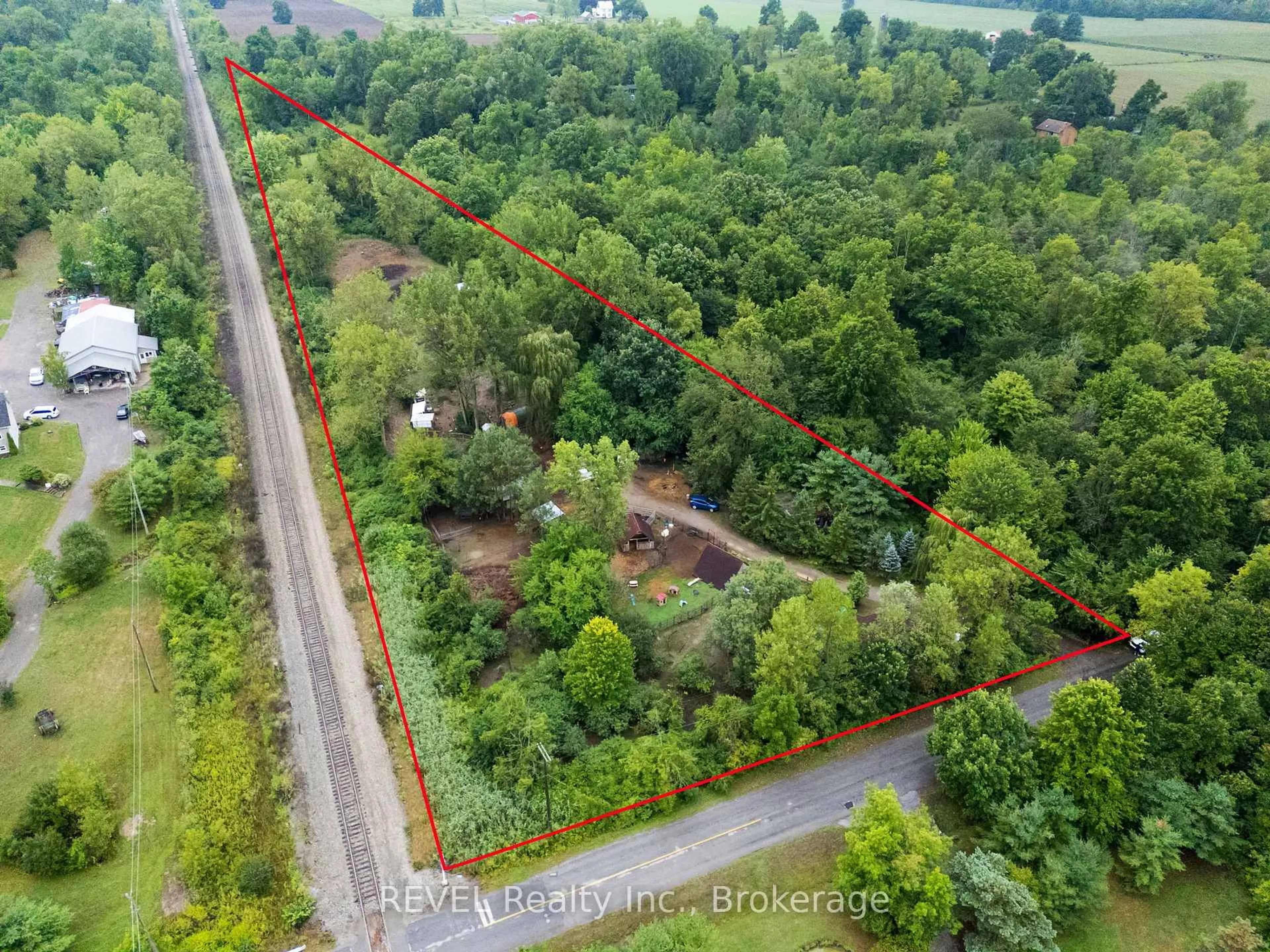 A pic from outside/outdoor area/front of a property/back of a property/a pic from drone, forest/trees view for 9580 Lincoln St, Niagara Falls Ontario L3B 5N7