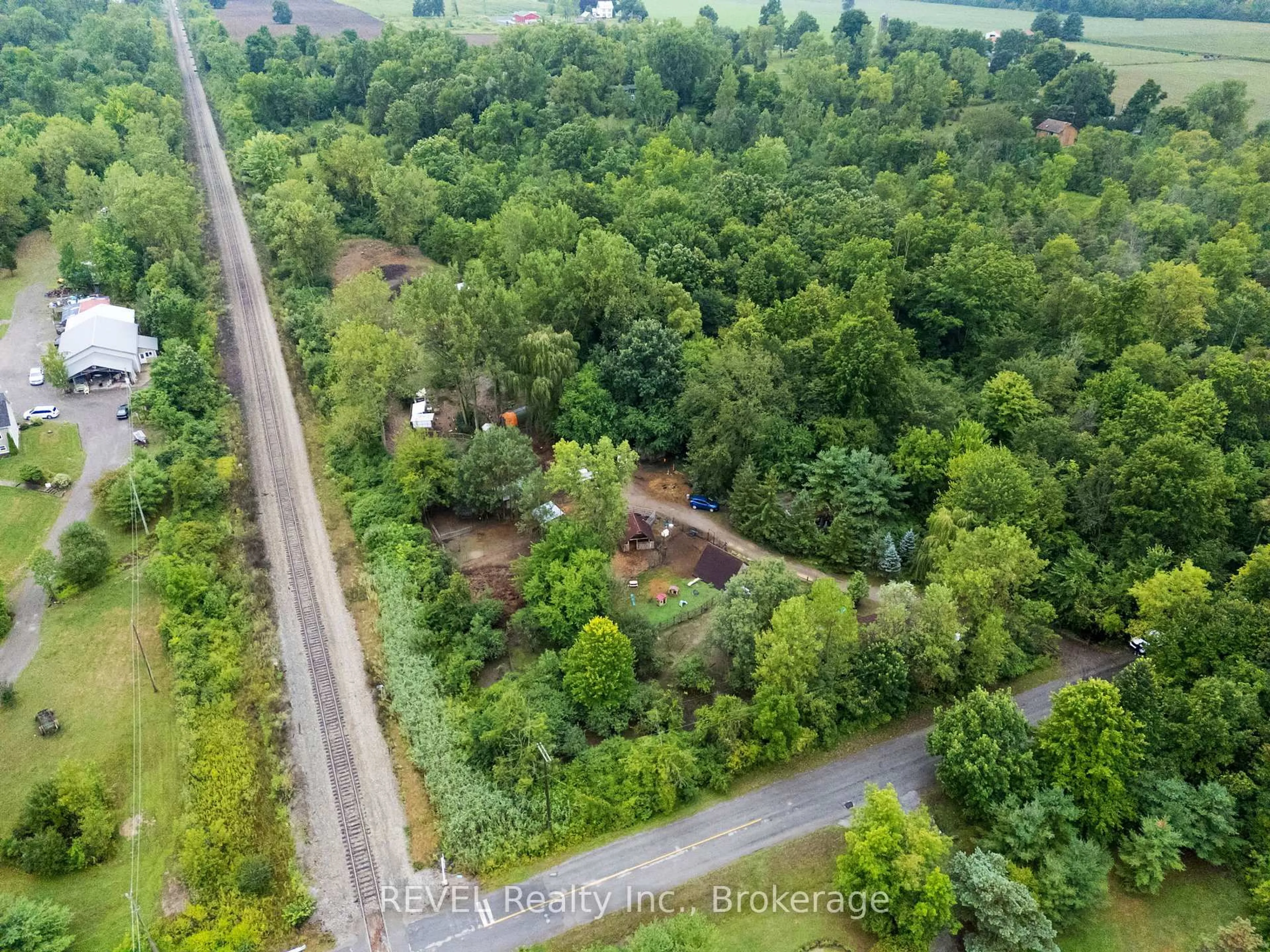 A pic from outside/outdoor area/front of a property/back of a property/a pic from drone, forest/trees view for 9580 Lincoln St, Niagara Falls Ontario L3B 5N7
