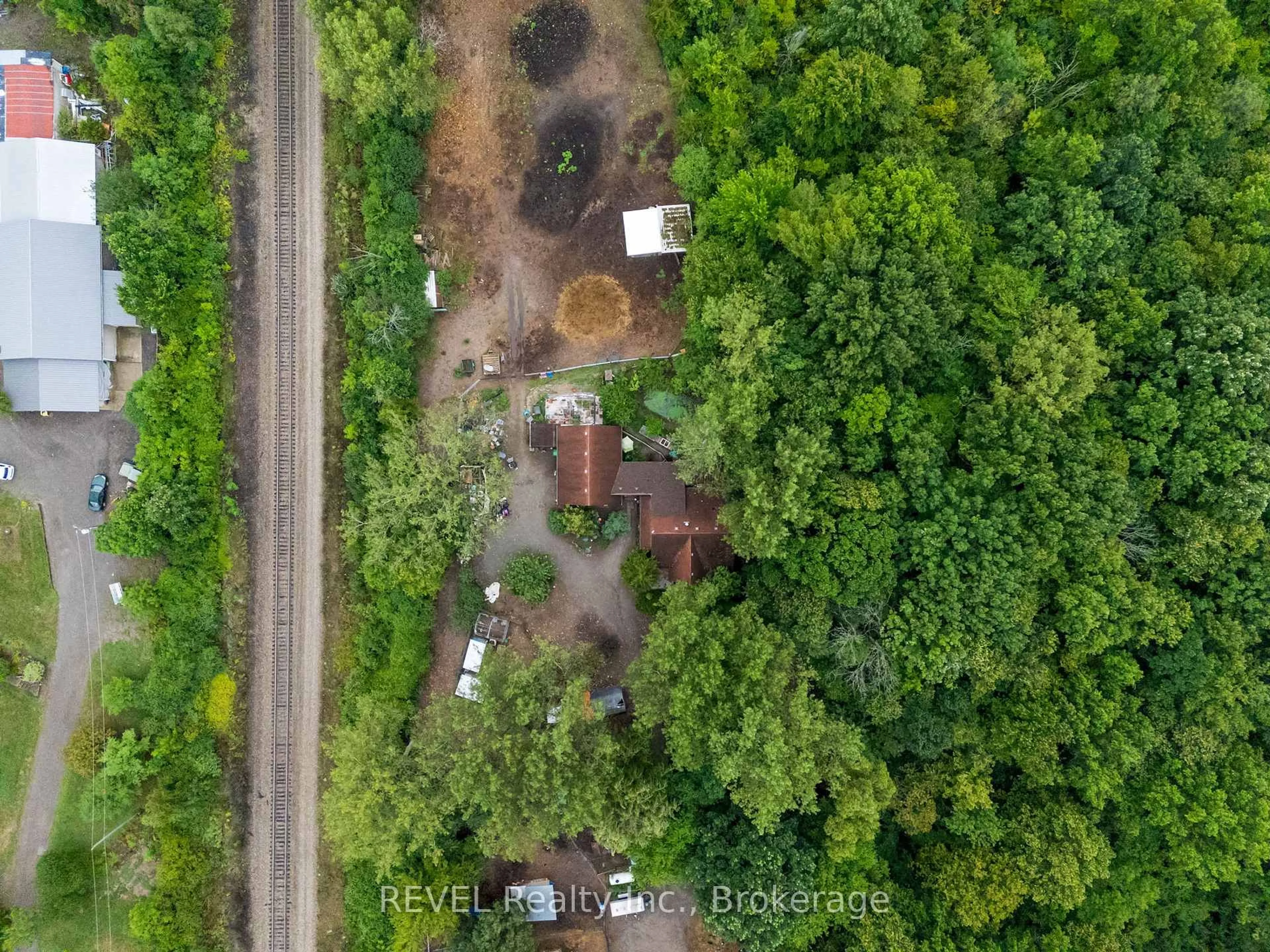 A pic from outside/outdoor area/front of a property/back of a property/a pic from drone, forest/trees view for 9580 Lincoln St, Niagara Falls Ontario L3B 5N7