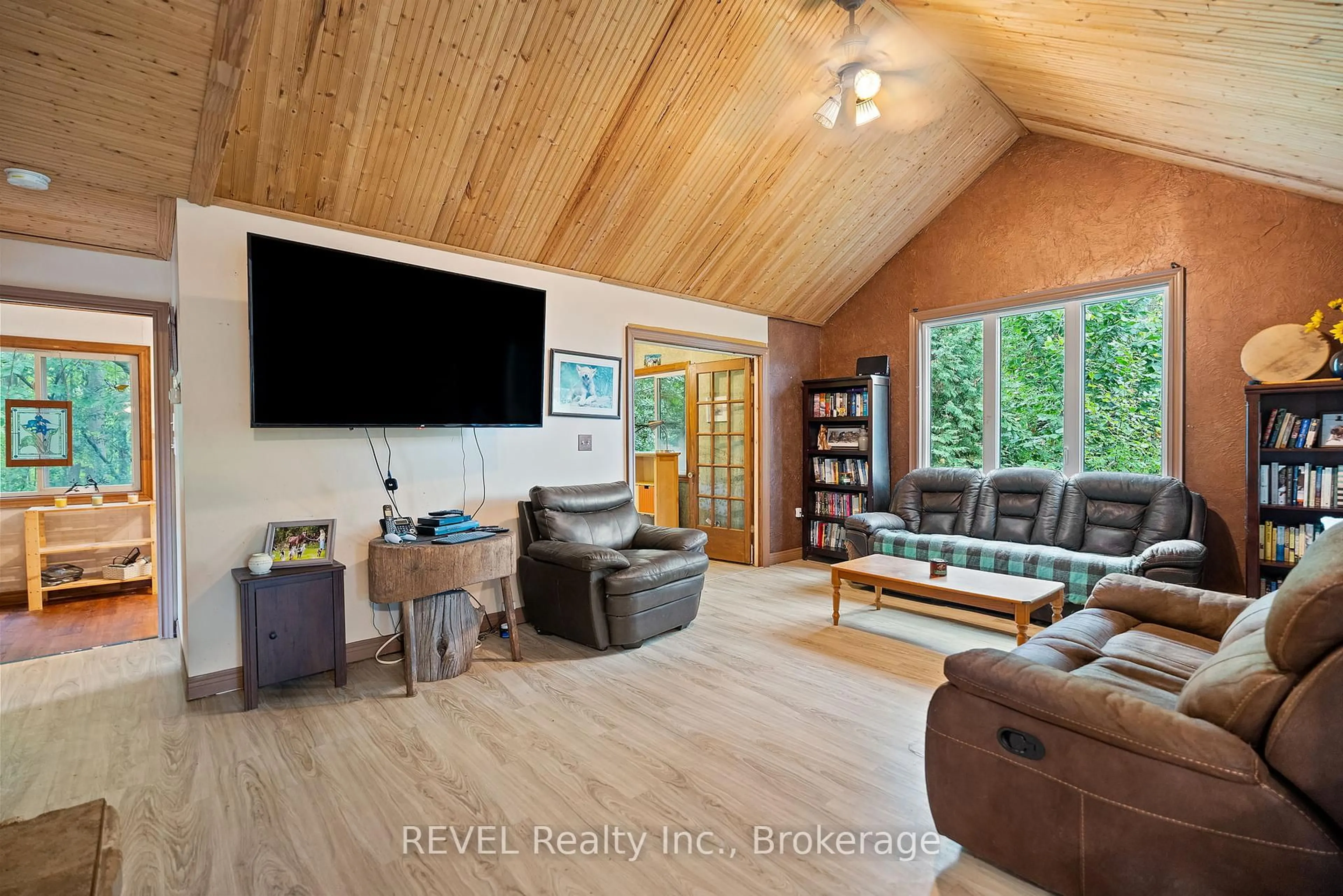 Living room with furniture, wood/laminate floor for 9580 Lincoln St, Niagara Falls Ontario L3B 5N7