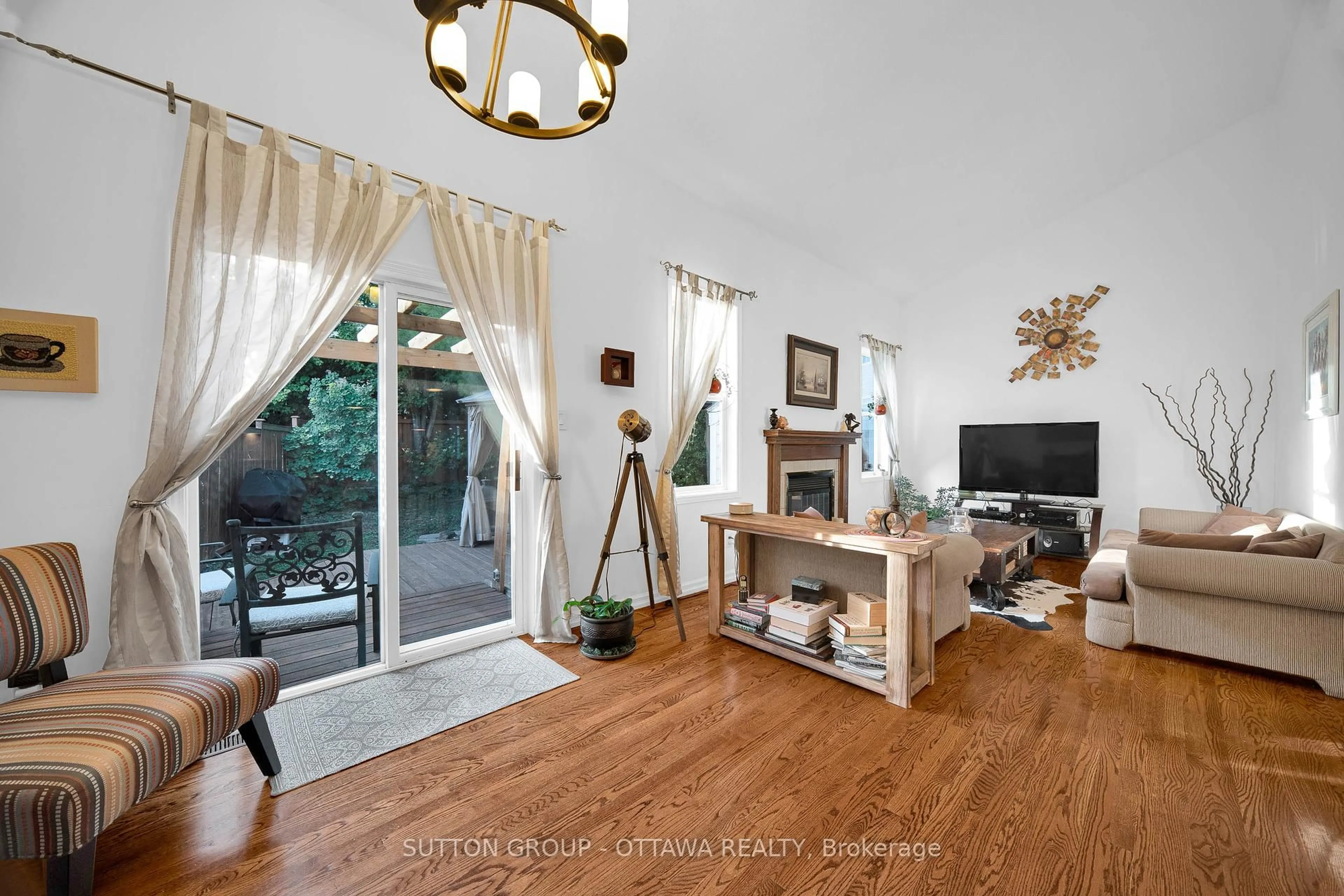 Living room with furniture, wood/laminate floor for 22 Insmill Cres, Ottawa Ontario K2T 1G5