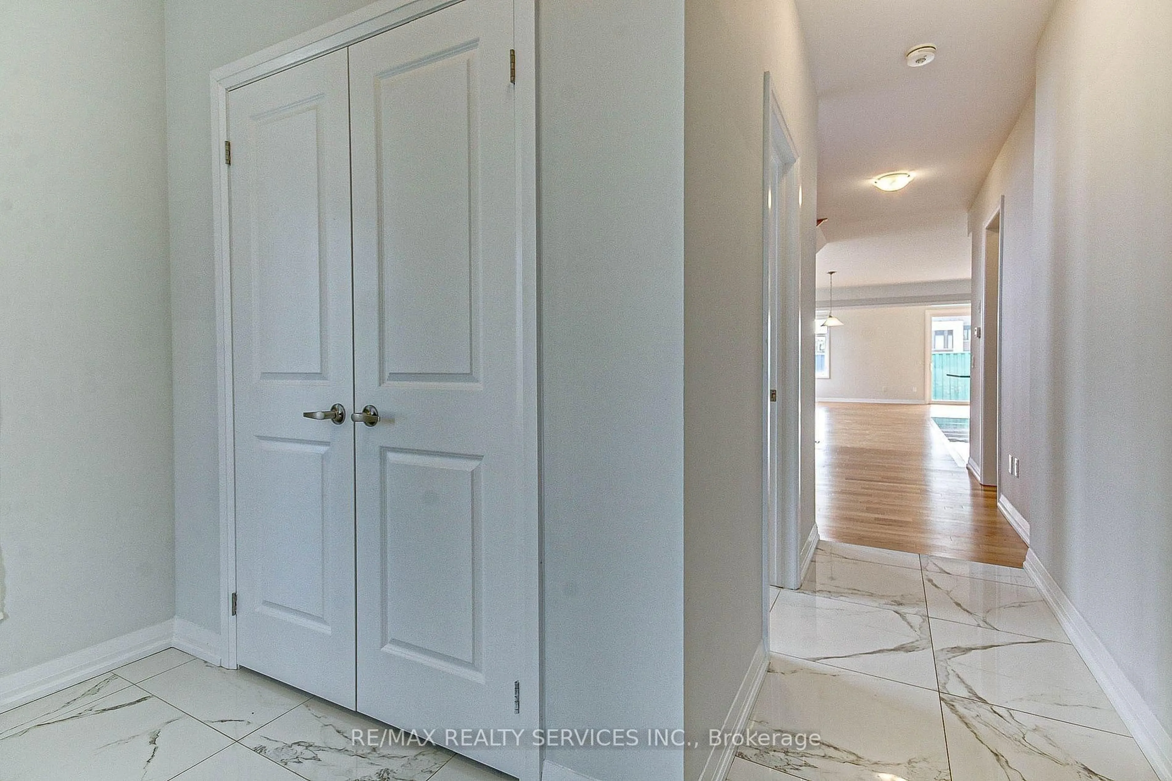 Indoor entryway for 920 Sobeski Ave, Woodstock Ontario N4T 0N7