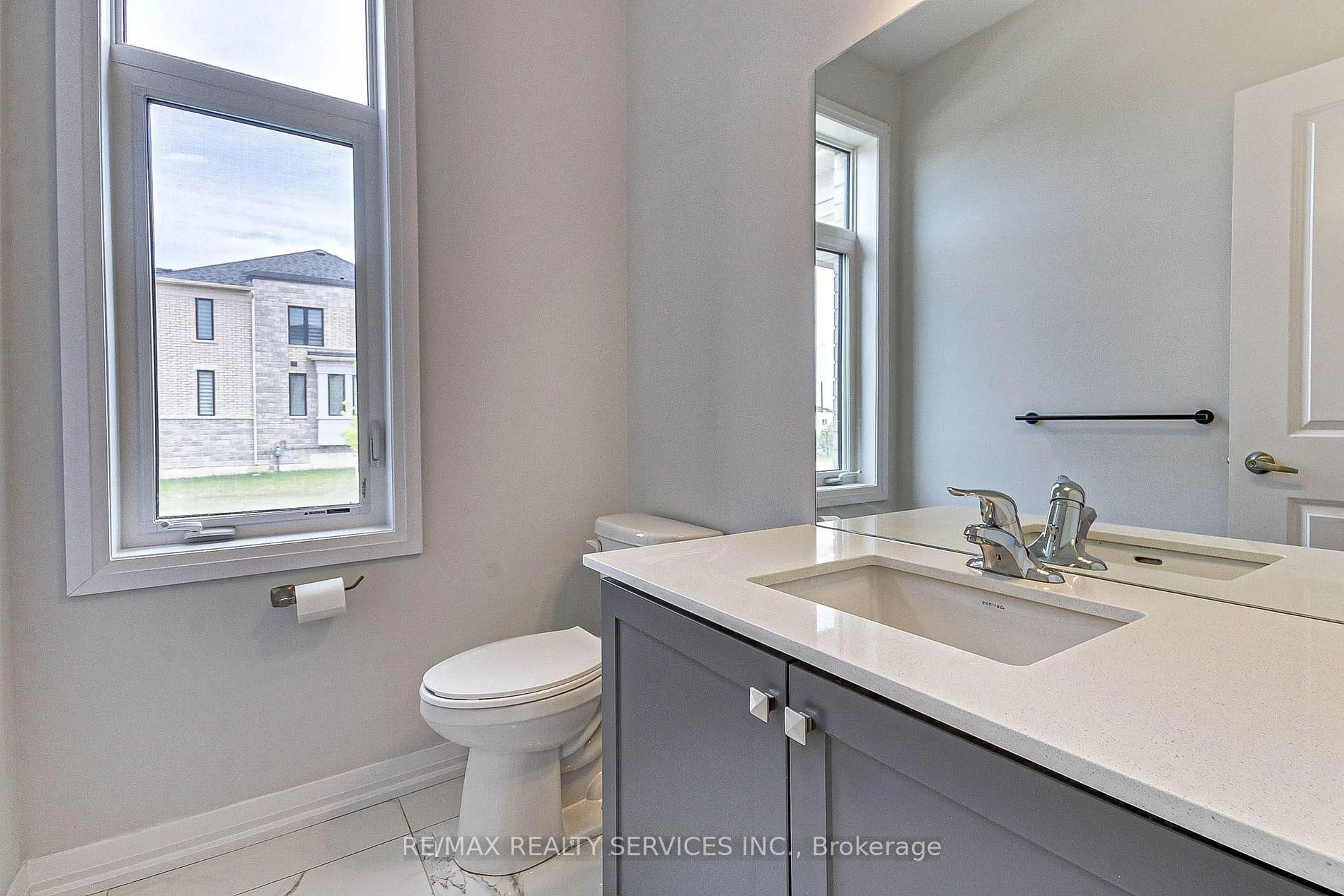 Standard bathroom, ceramic/tile floor for 920 Sobeski Ave, Woodstock Ontario N4T 0N7