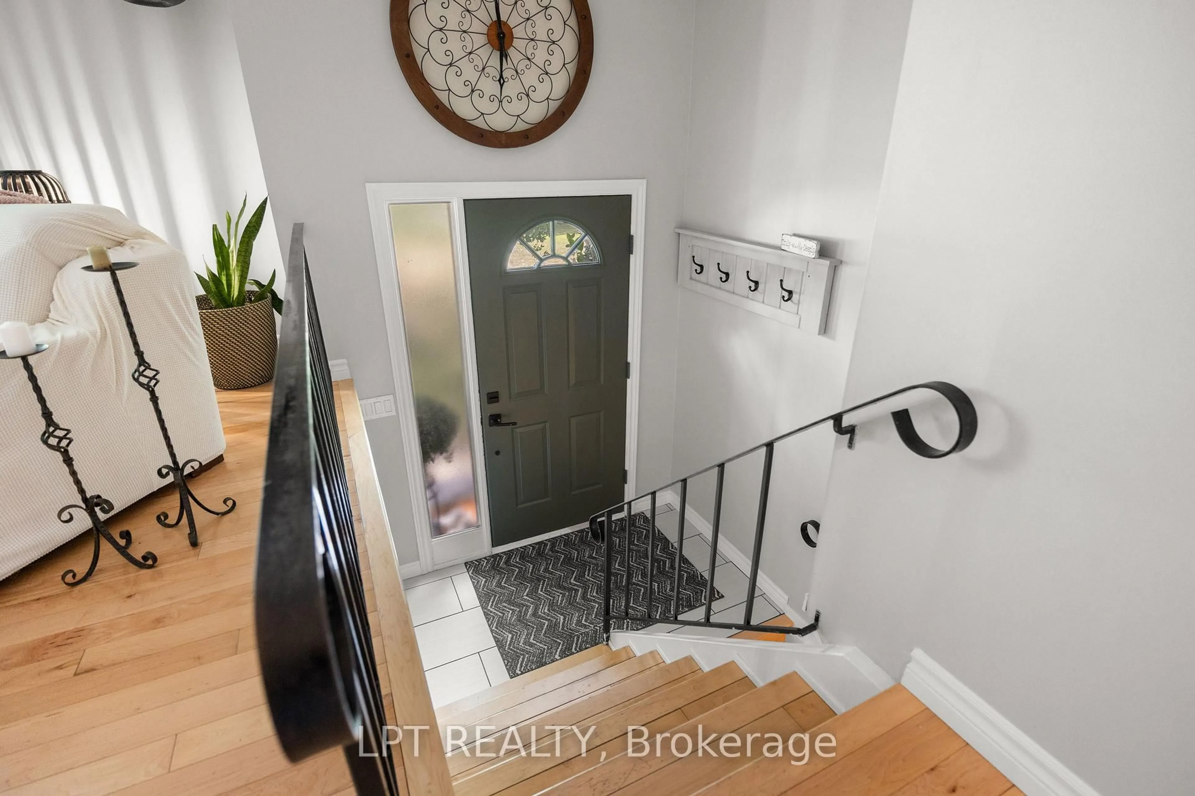 Indoor entryway for 656 Kitley 3 Line, Elizabethtown-Kitley Ontario K0G 1G0