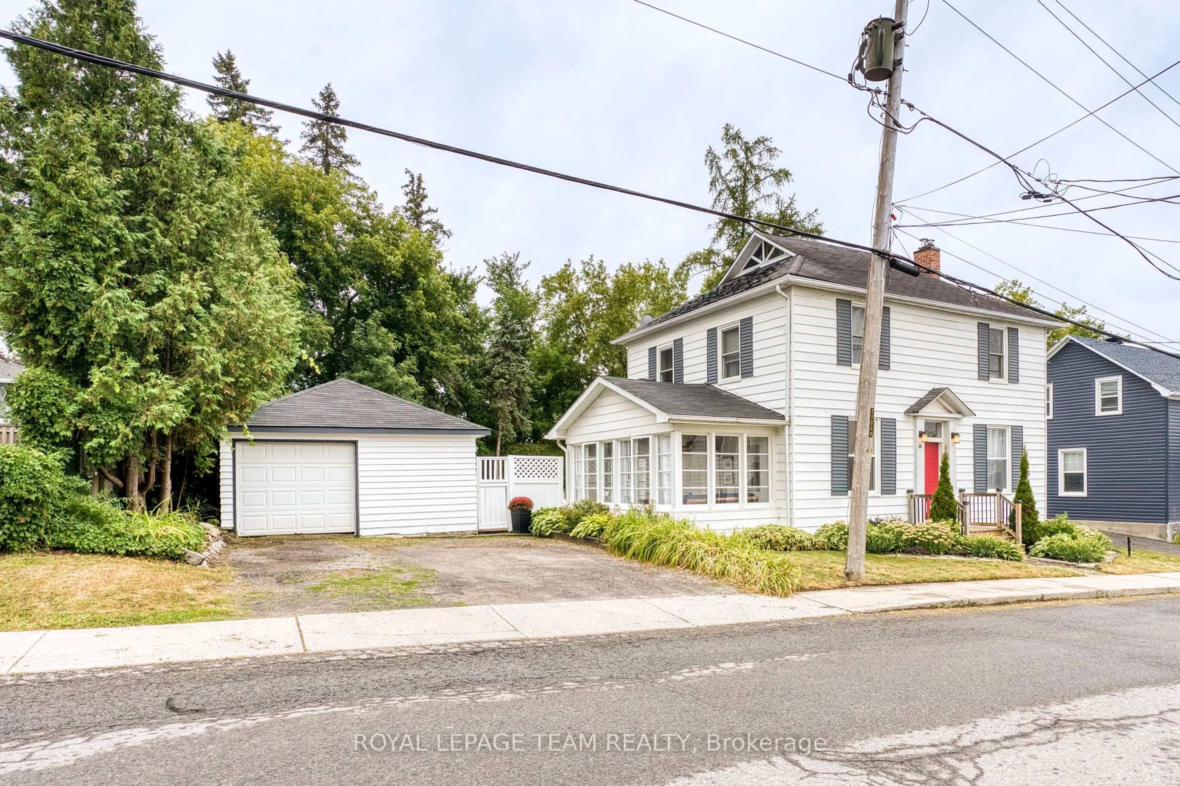 A pic from outside/outdoor area/front of a property/back of a property/a pic from drone, street for 82 Farm St, Almonte Ontario K0A 1A0