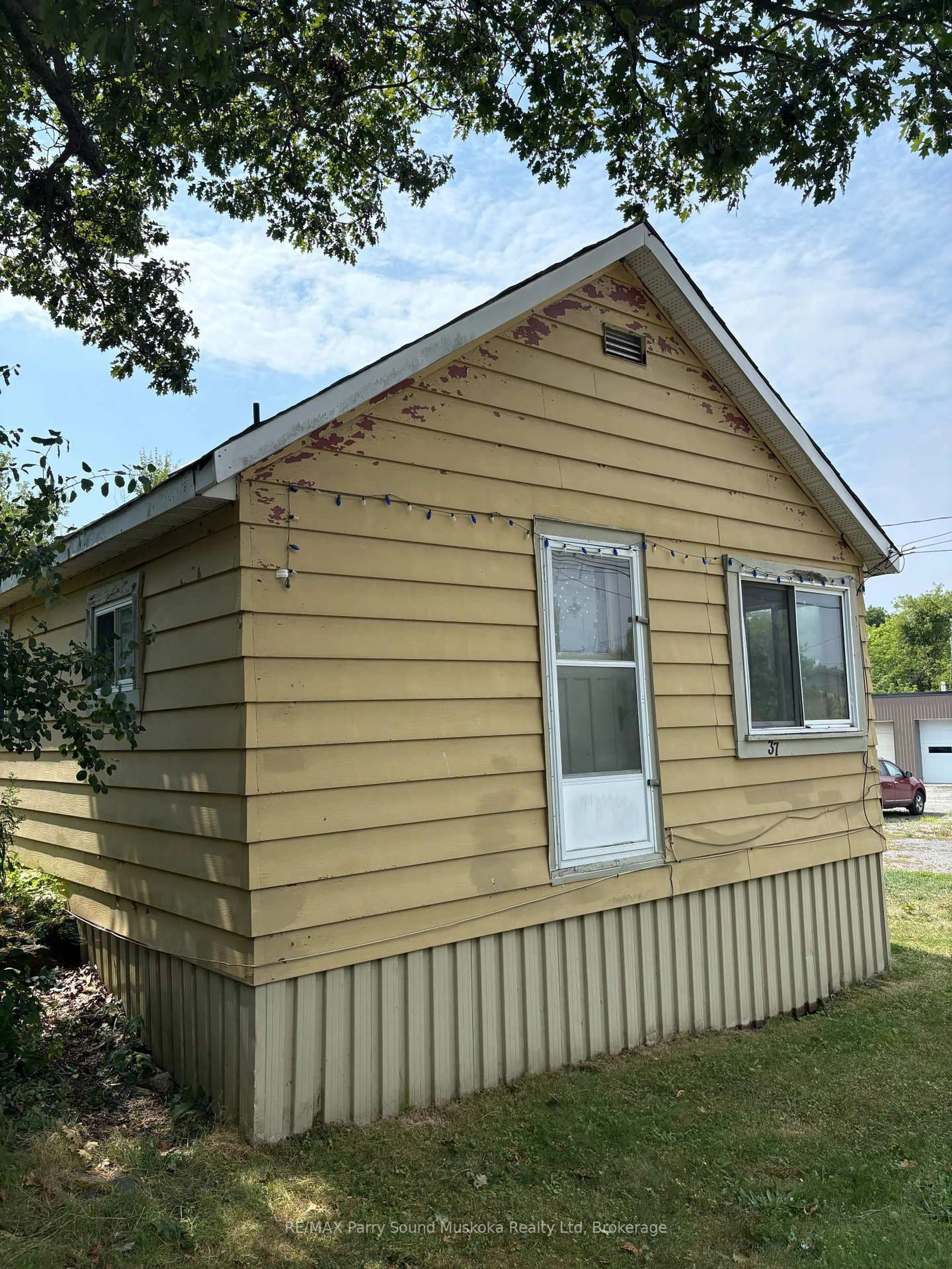 Home with vinyl exterior material, building for 37 Parry Sound Rd, Parry Sound Ontario P2A 2M5