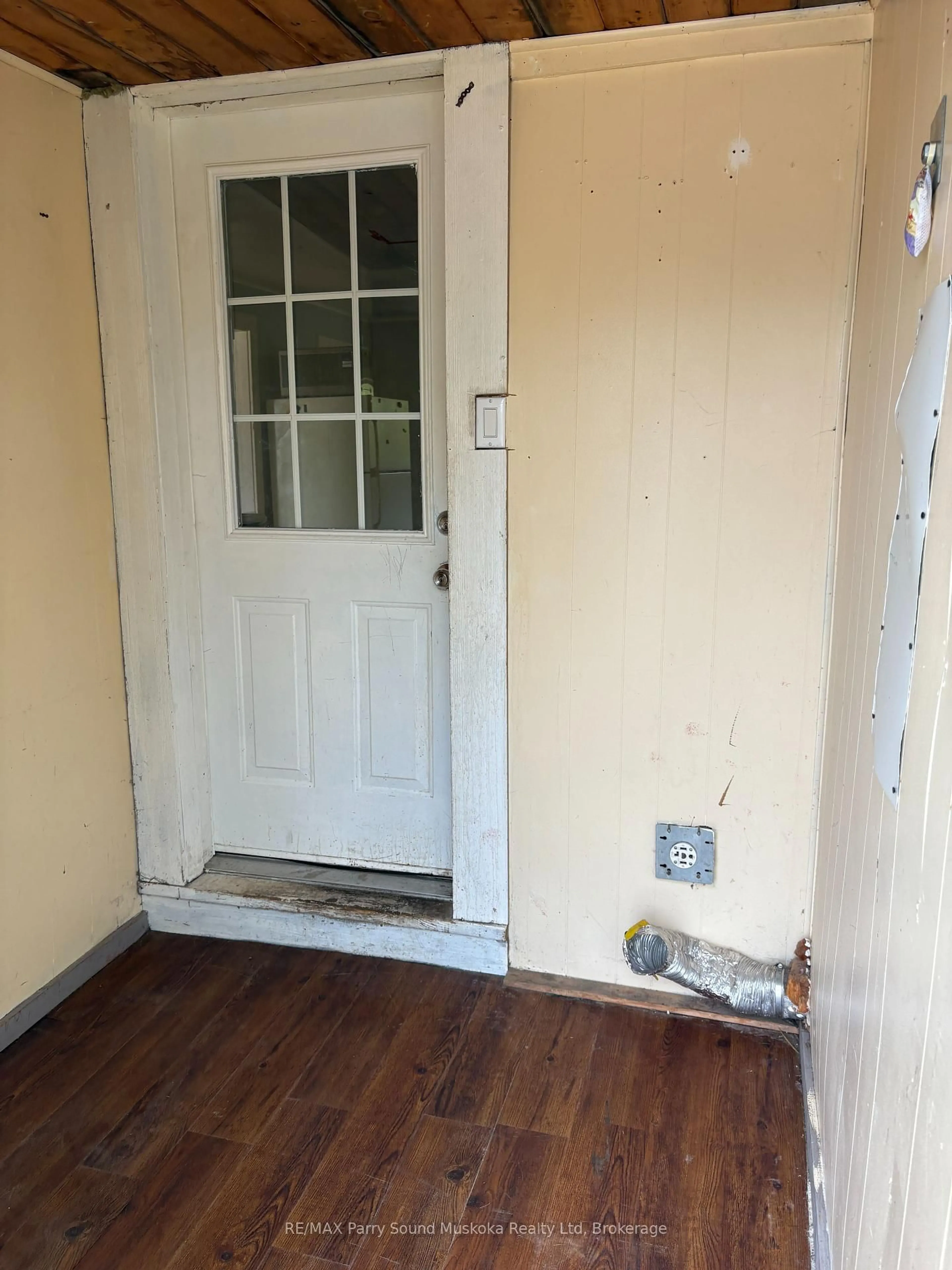 Indoor entryway for 37 Parry Sound Rd, Parry Sound Ontario P2A 2M5