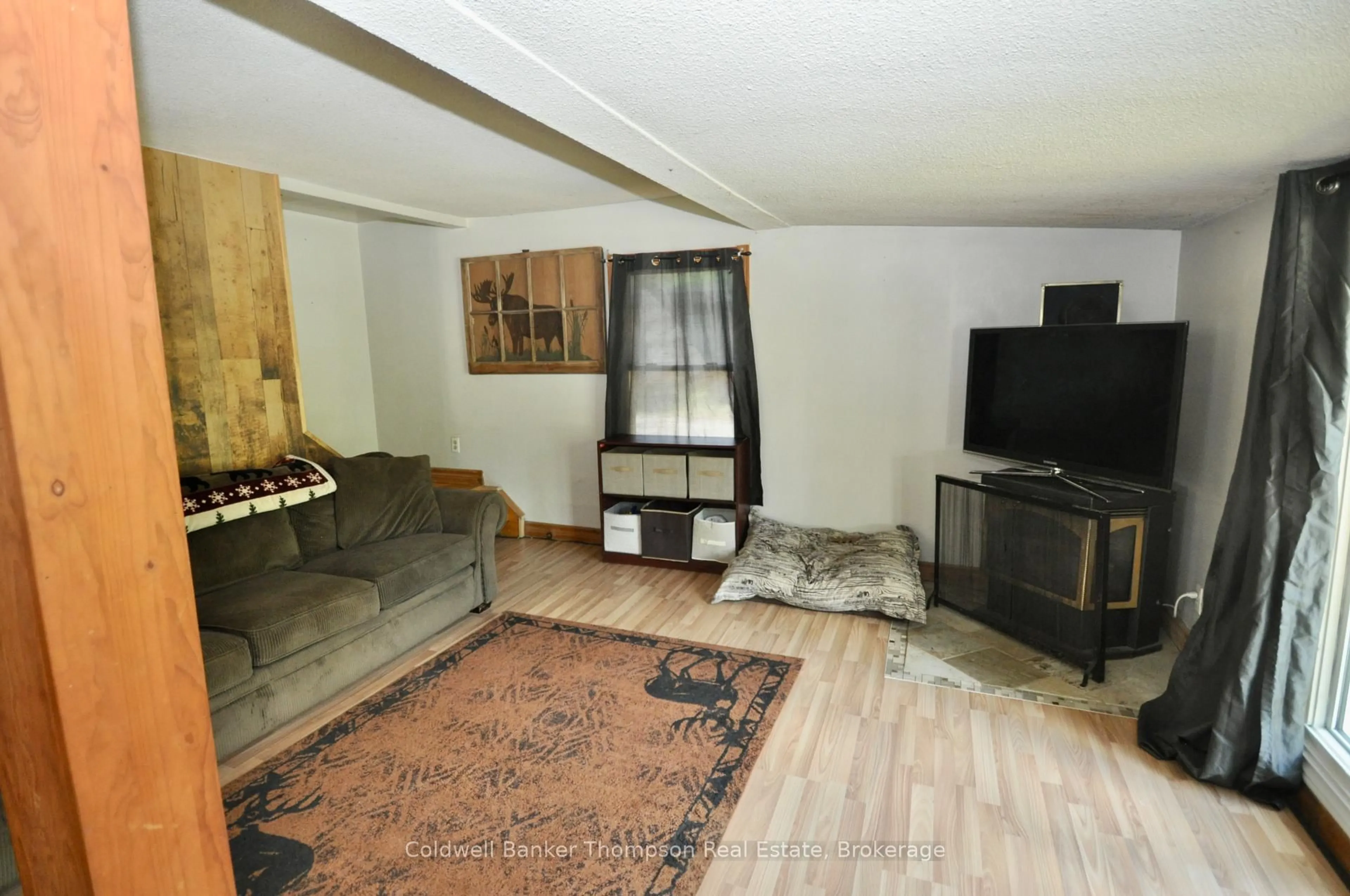 Living room with furniture, unknown for 31 Hutcheson Beach Rd, Huntsville Ontario P1H 1N4