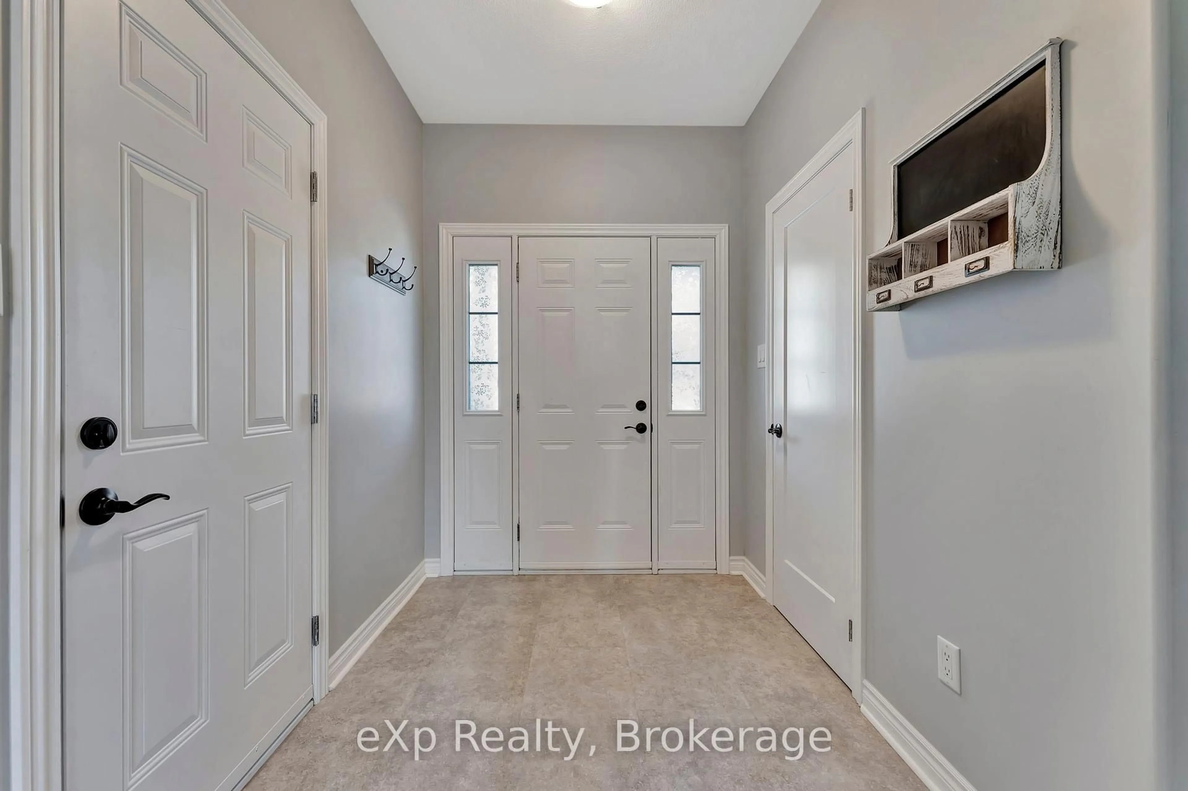 Indoor entryway for 12 Brantwood Park Rd #D2, Brantford Ontario N3P 1G2