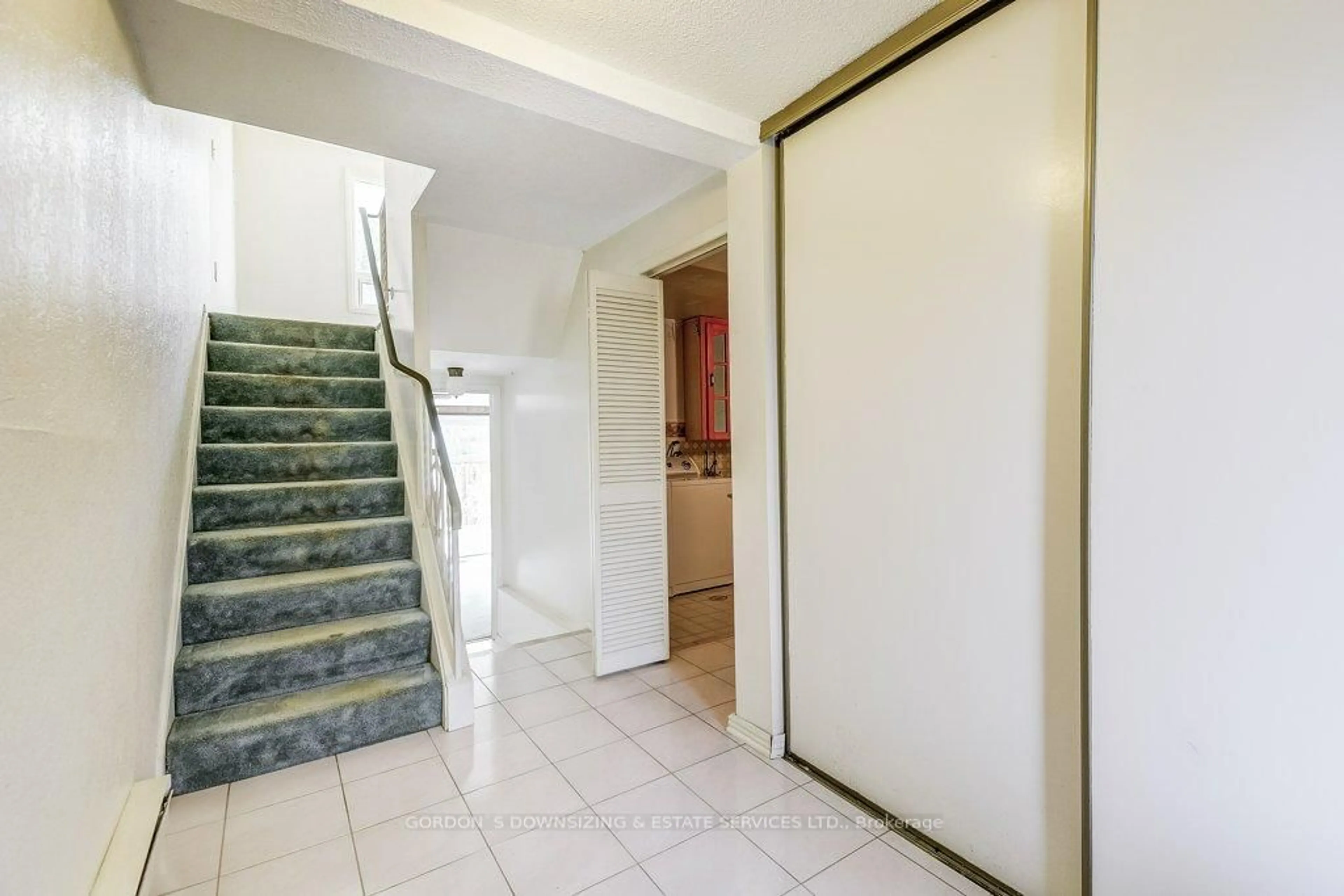 Indoor foyer for 1250 Limeridge Rd #23, Hamilton Ontario L8W 1P1