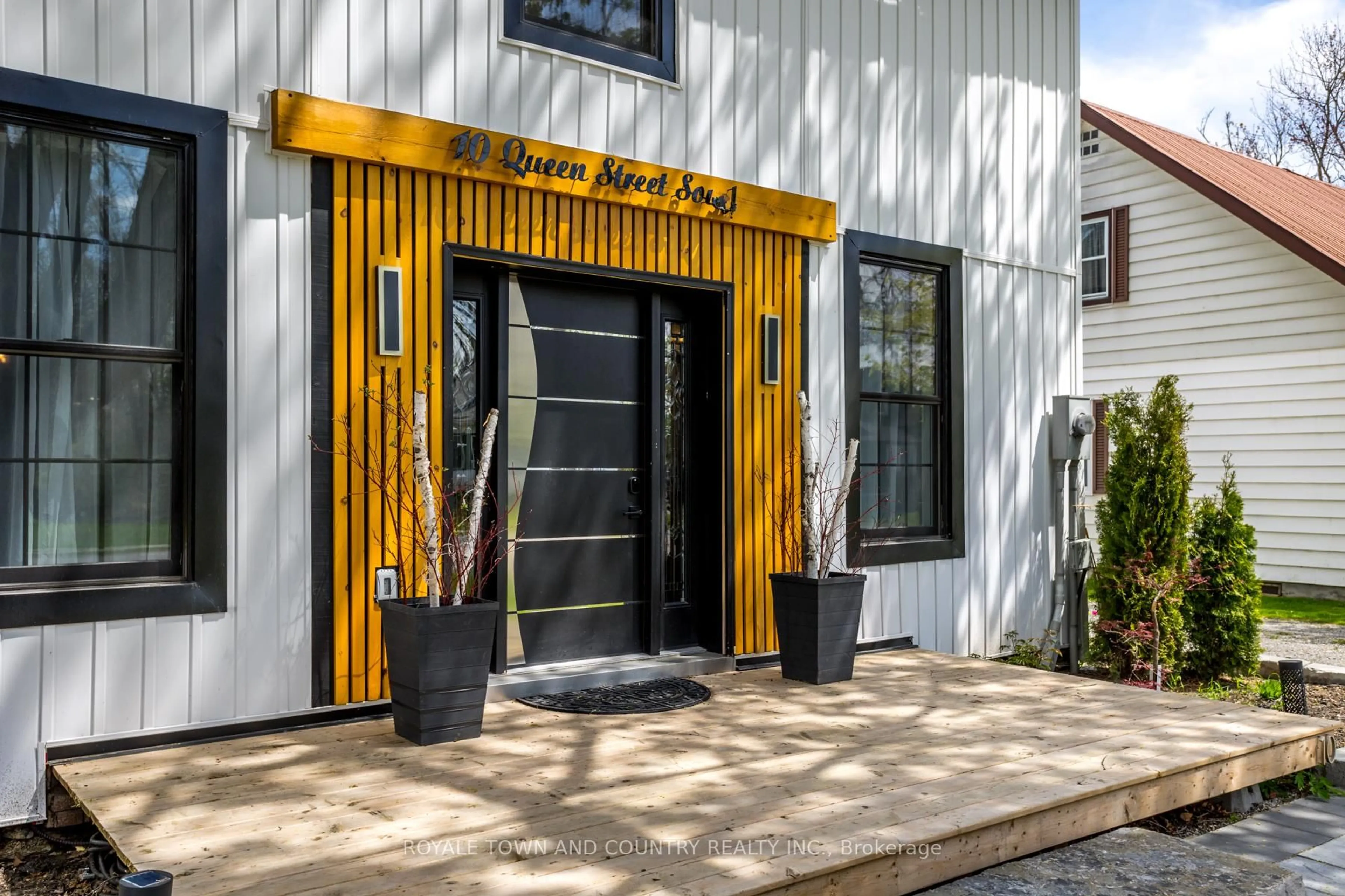 Indoor entryway for 10 Queen St, Kawartha Lakes Ontario K0L 2W0